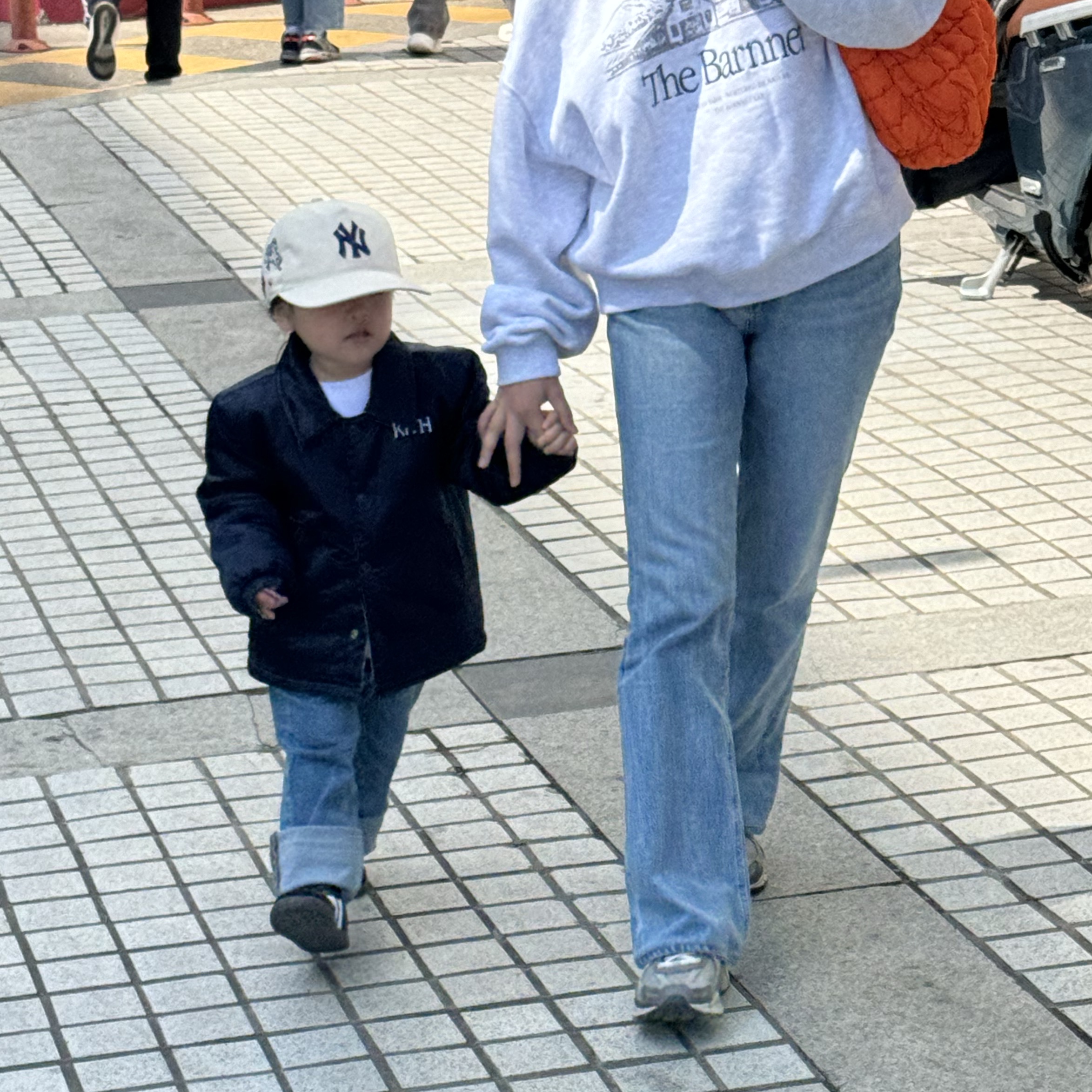 (Infant) Adidas Samba OG Core Black Cloud White, Kith x New Era New York Yankees Nylon 9Fifty A Frame Nocturnal 착용 스타일 - 4