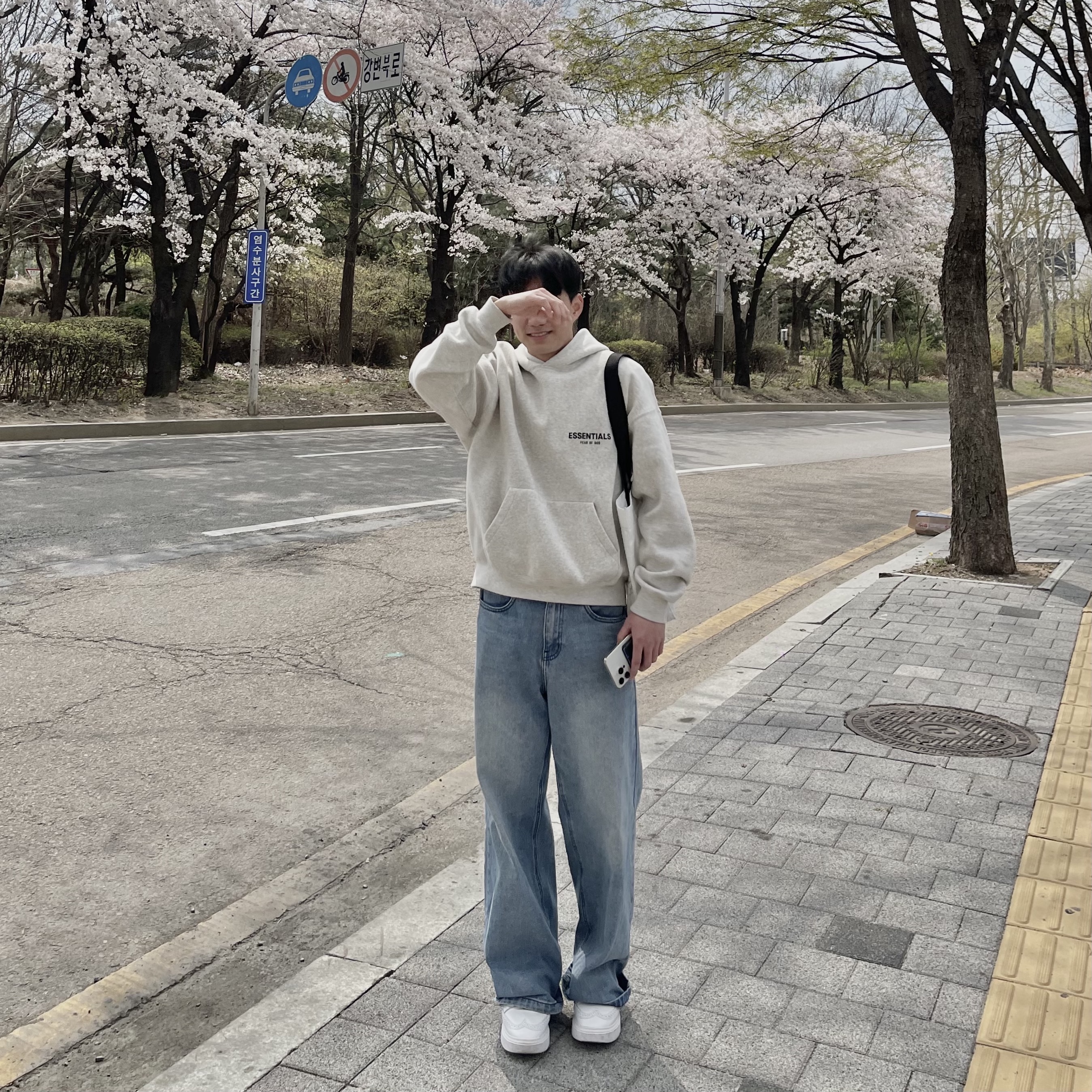Essentials The Core Collection Hoodie Light Oatmeal 착용 스타일 - 2