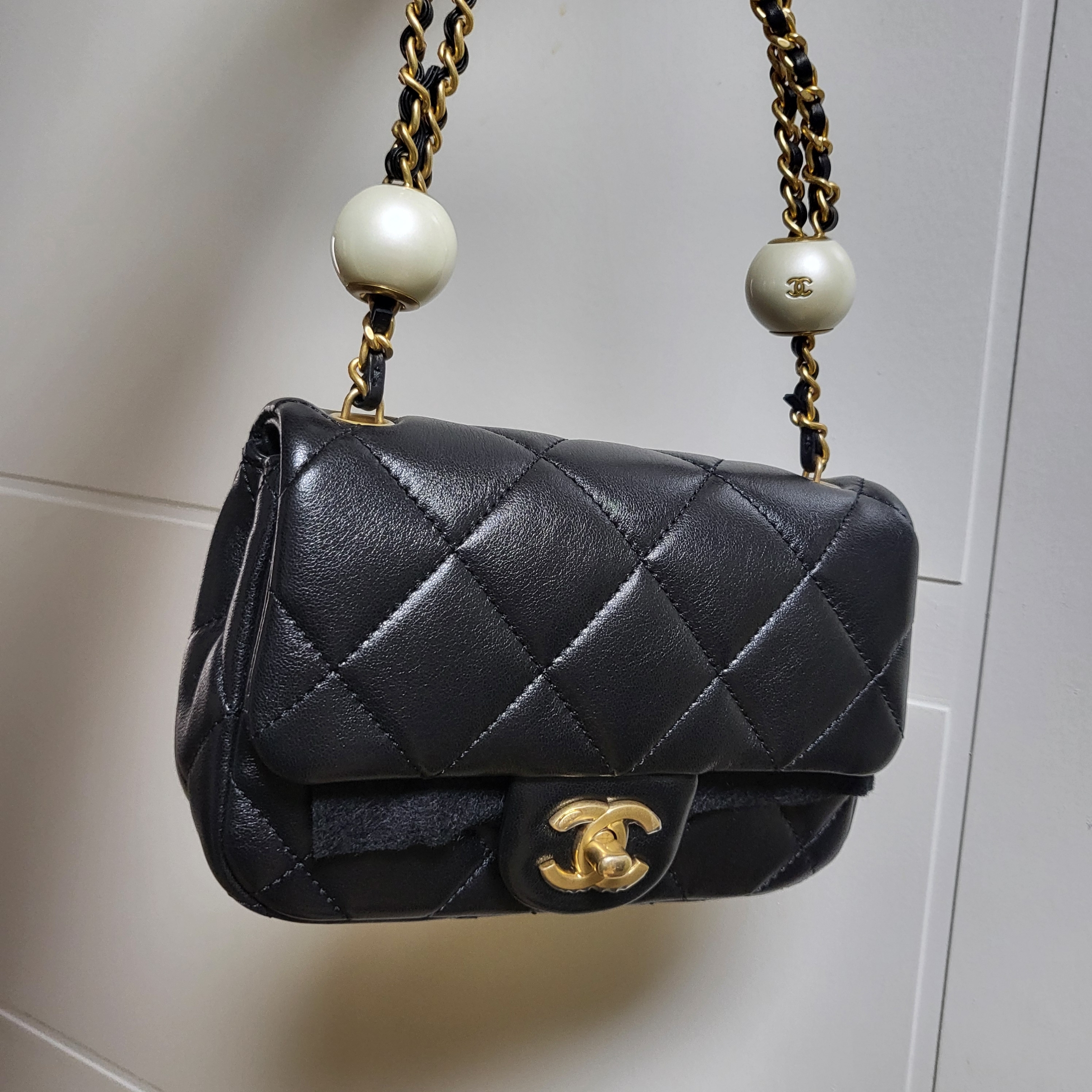 Chanel Mini Flap Bag Lambskin Fantasy Pearls & Gold Black 착용 스타일 - 5