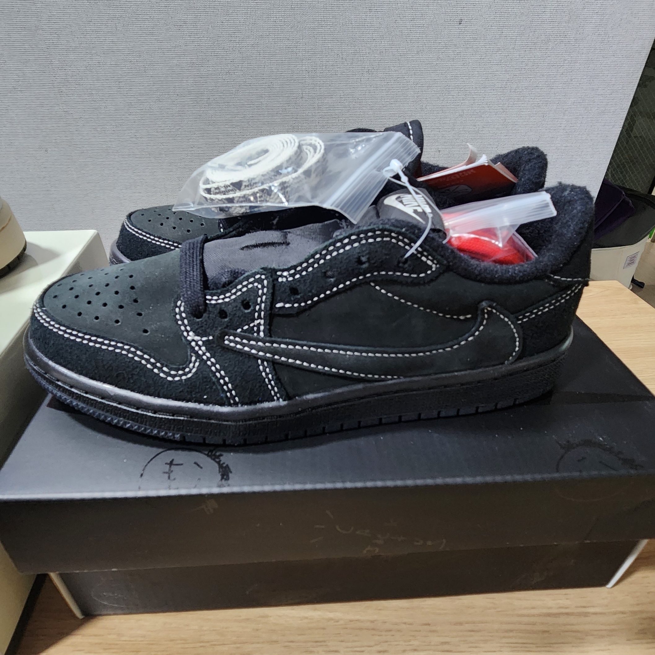 Jordan 1 x Travis Scott Retro Low OG SP Black Phantom 착용 스타일