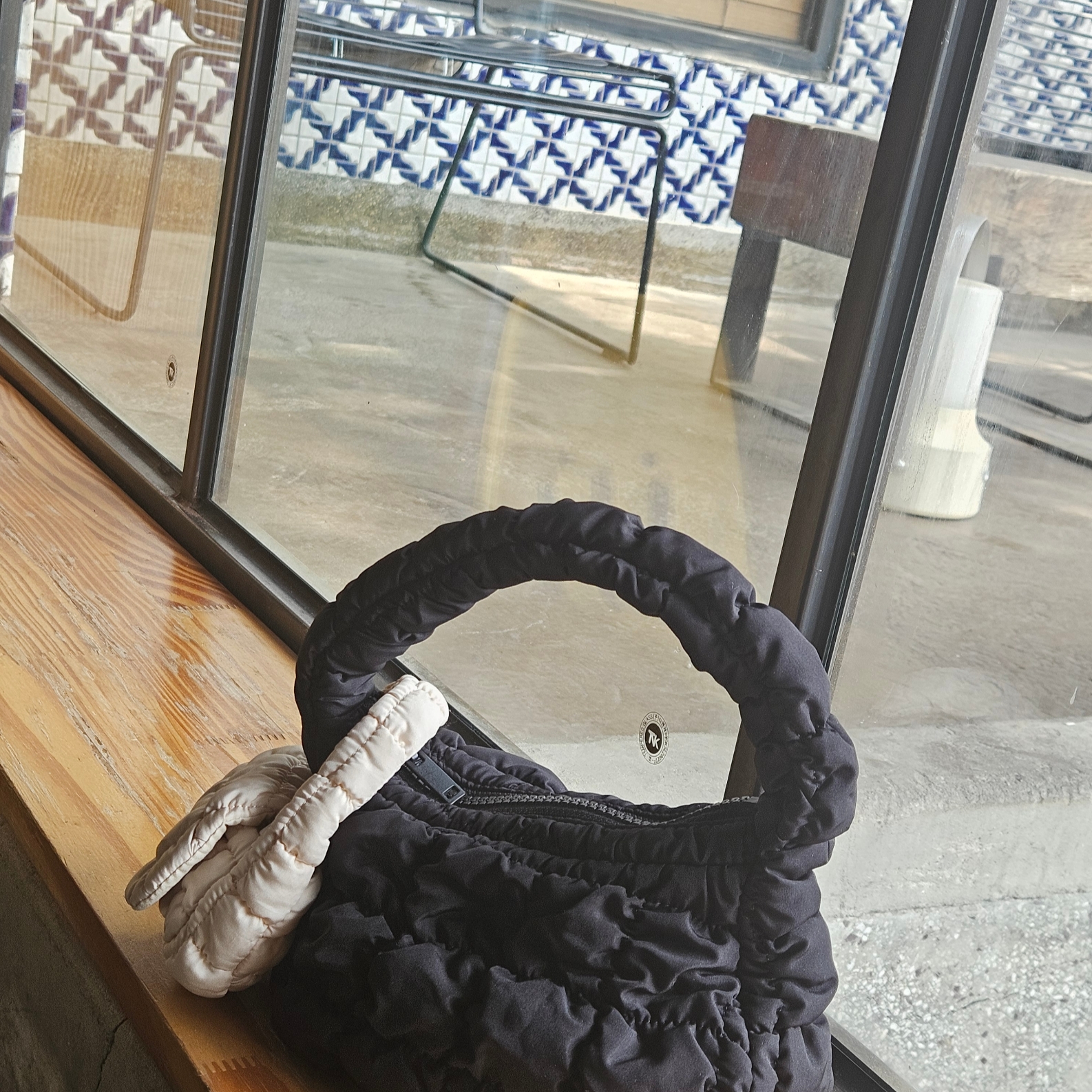 COS Quilted Nano Bag Beige, COS Quilted Micro Bag Black 착용 스타일 - 4