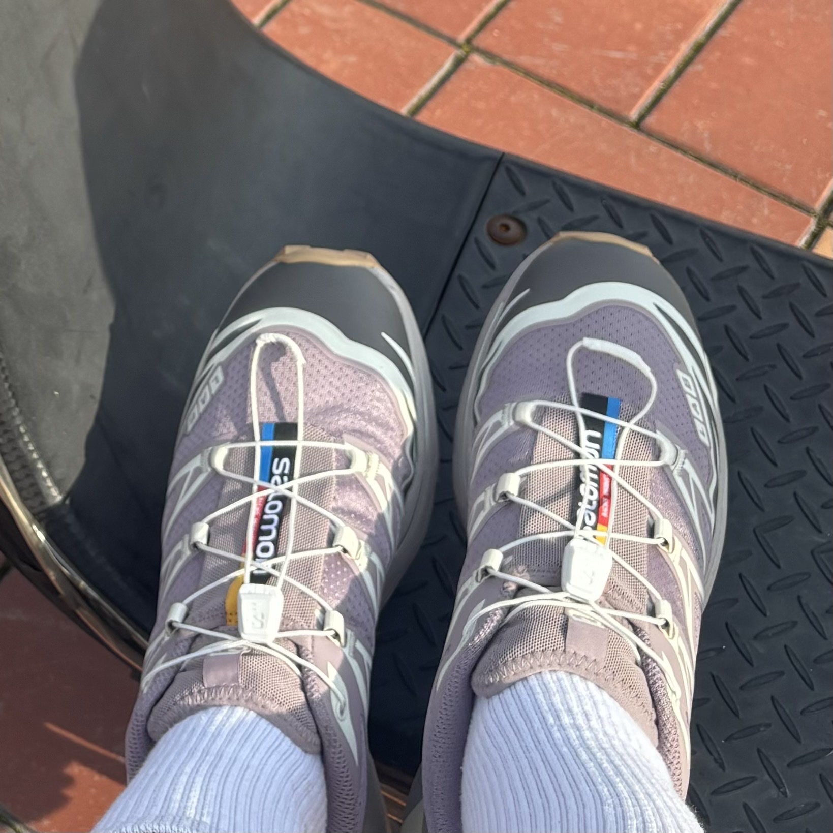 Salomon XT-6 Quail Plum Kitten 착용 스타일 - 1