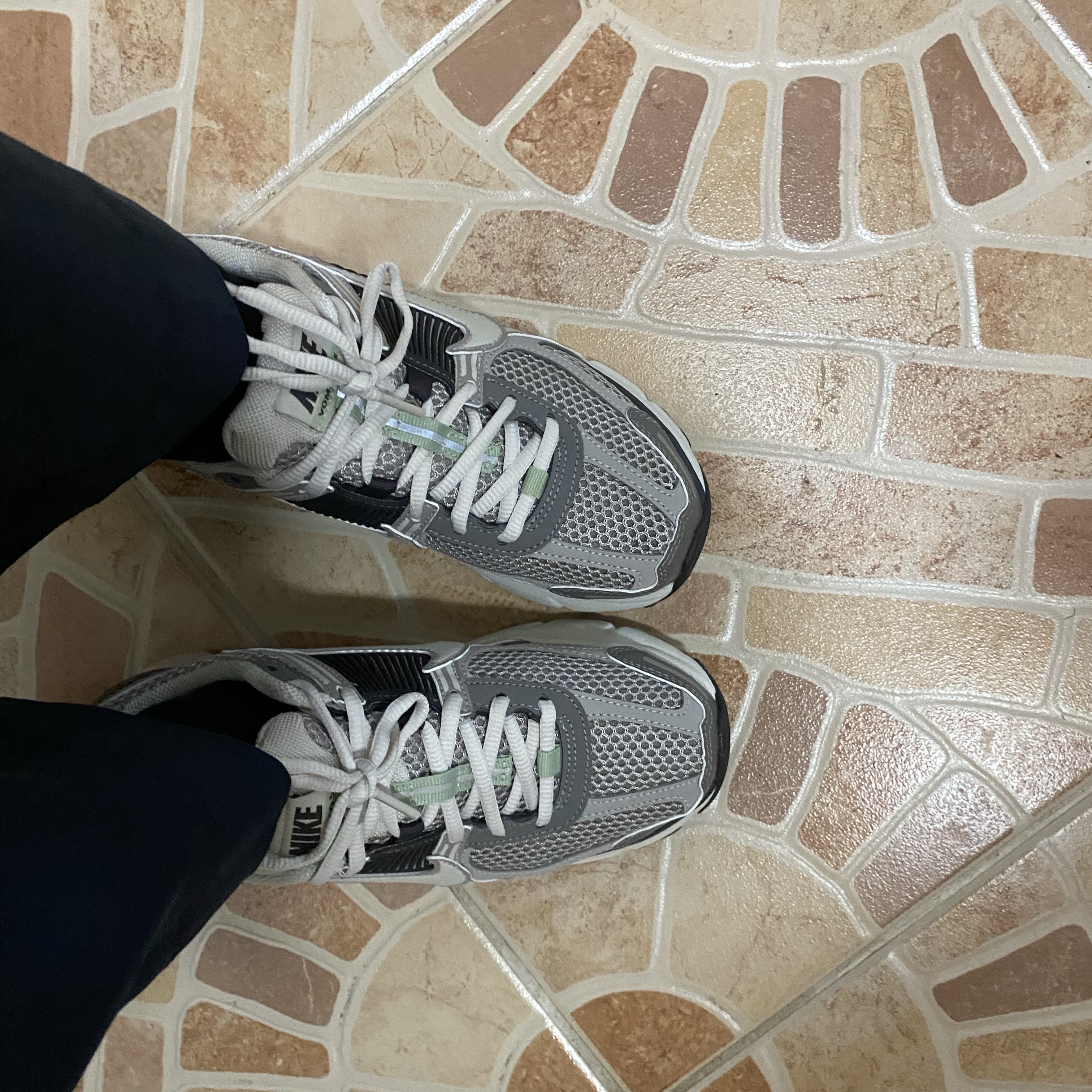 (W) Nike Zoom Vomero 5 Cobblestone and Flat Pewter 착용 스타일