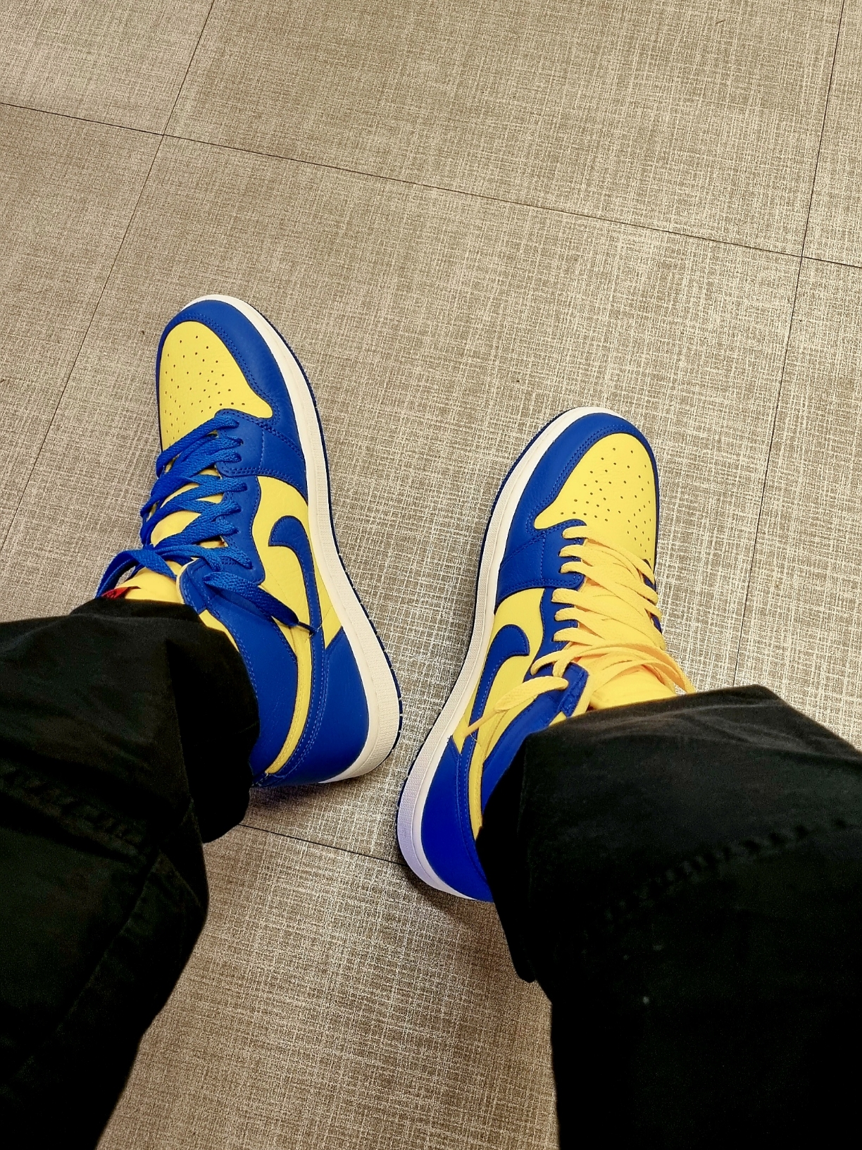(W) Jordan 1 Retro High OG Game Royal and Varsity Maize 착용 스타일 - 2