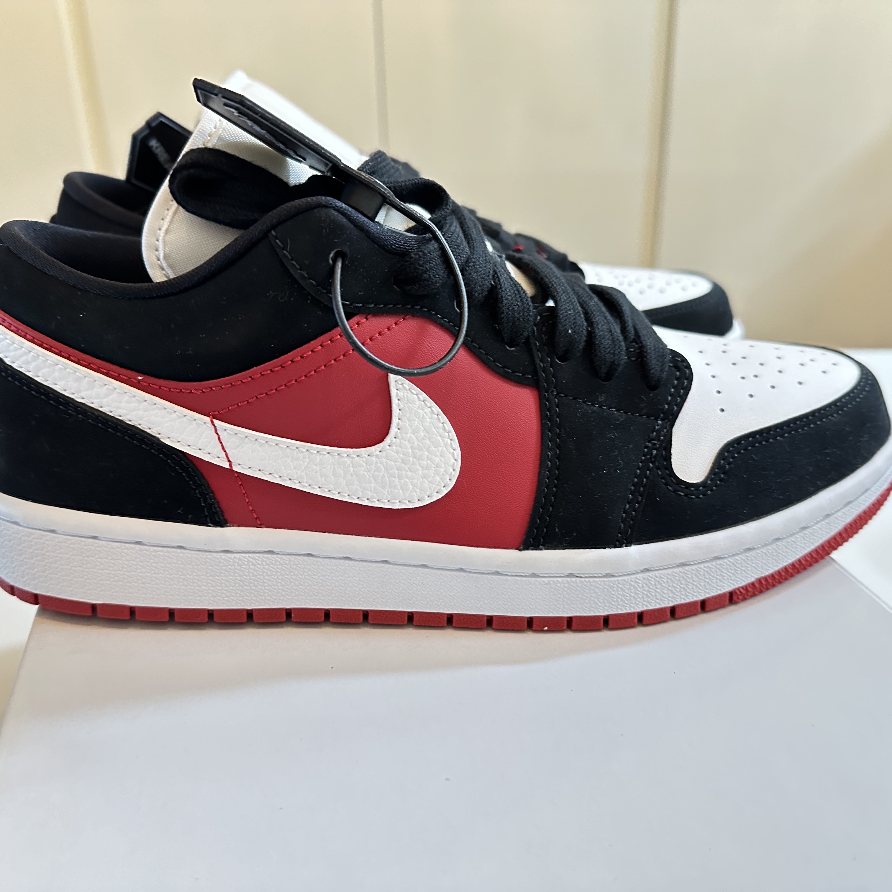 (W) Jordan 1 Low Gym Red Black White 착용 스타일 - 1