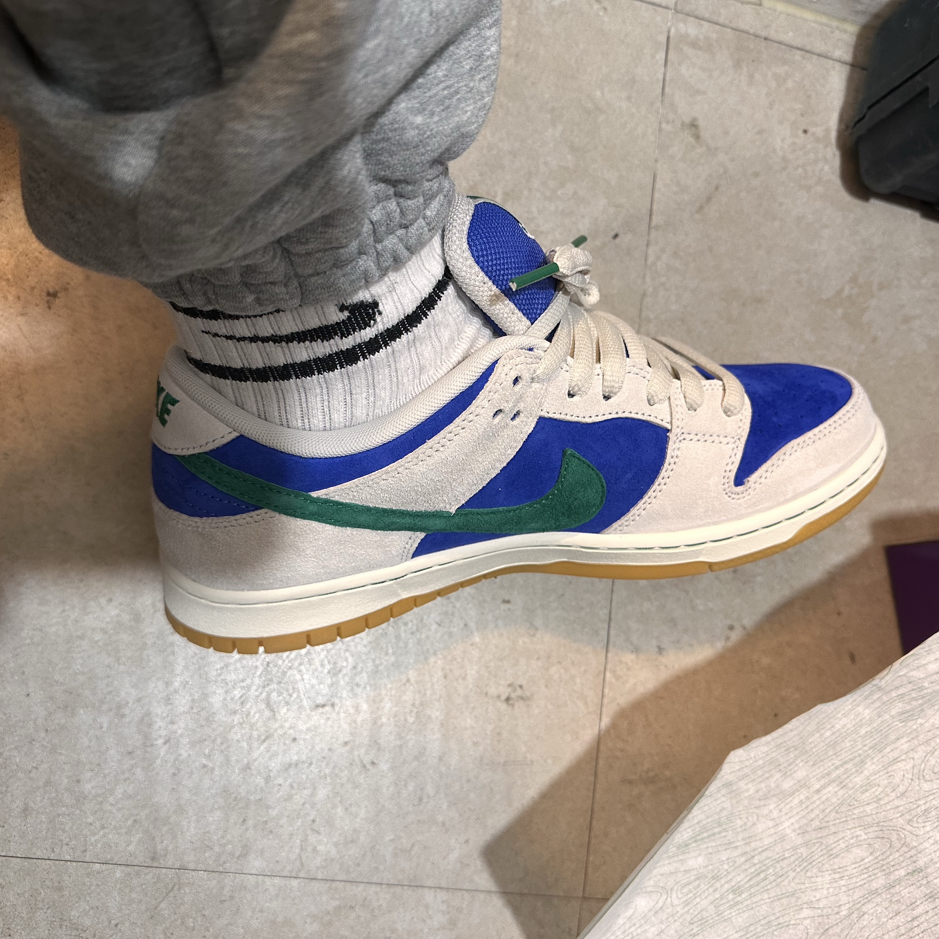 Nike SB Dunk Low Pro Phantom and Hyper Royal 착용 스타일 - 2