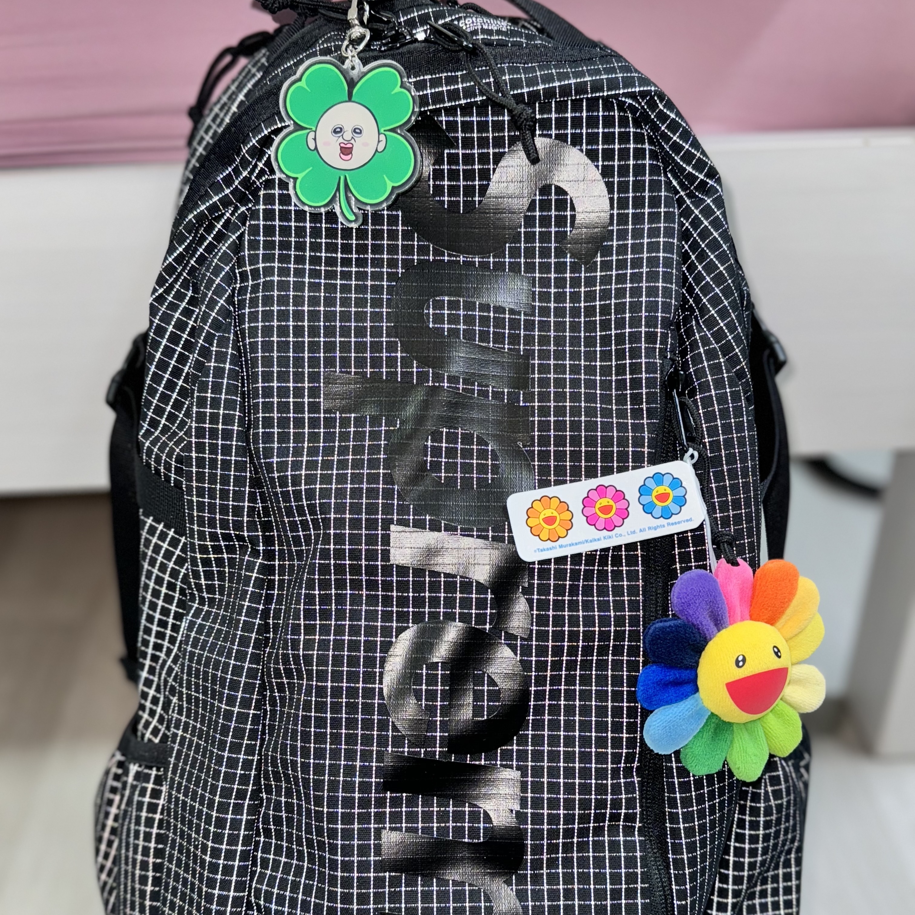 Supreme Backpack Black - 24SS, Bbangbbang Lucky Four Leaf Clover Keyring 착용 스타일