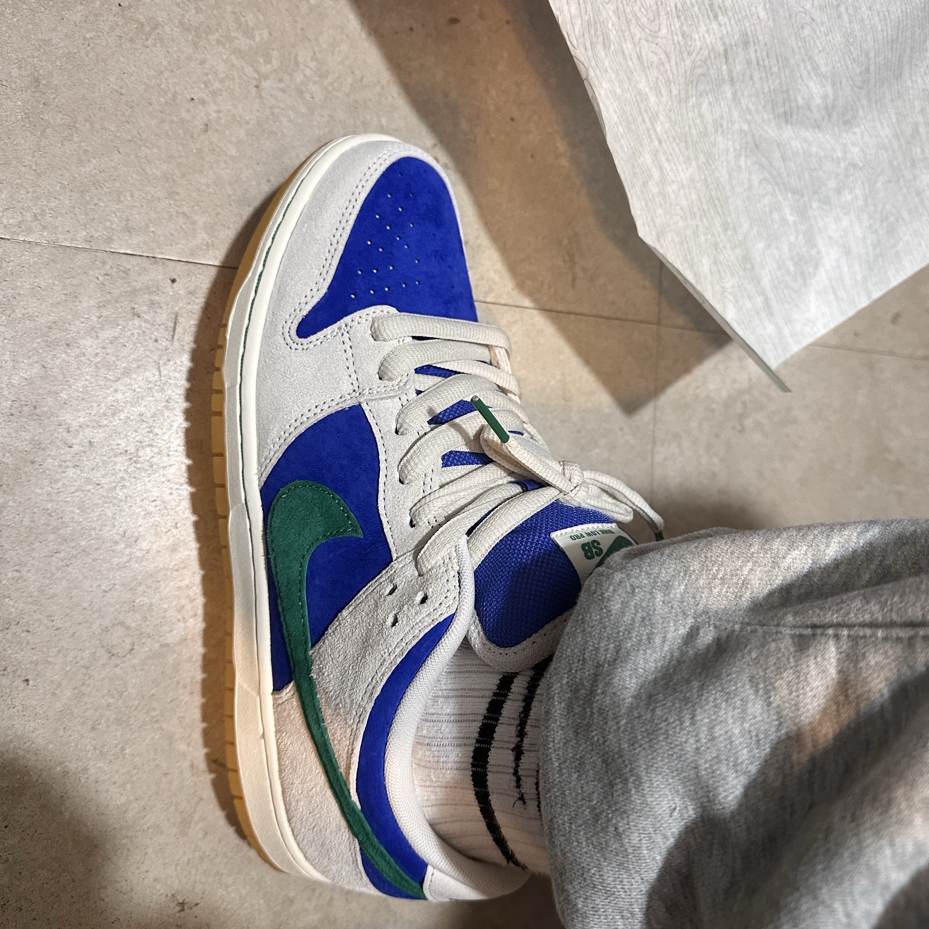 Nike SB Dunk Low Pro Phantom and Hyper Royal 착용 스타일 - 1