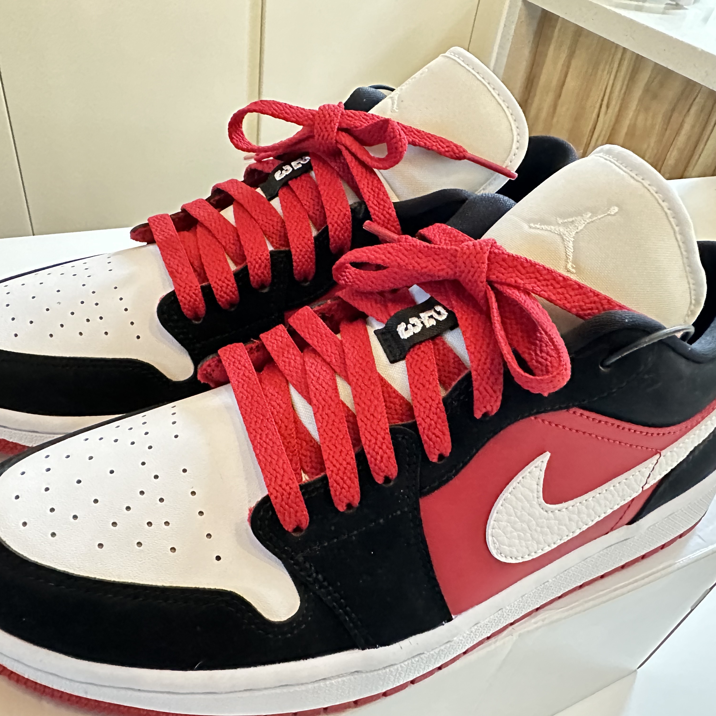 (W) Jordan 1 Low Gym Red Black White 착용 스타일 - 5
