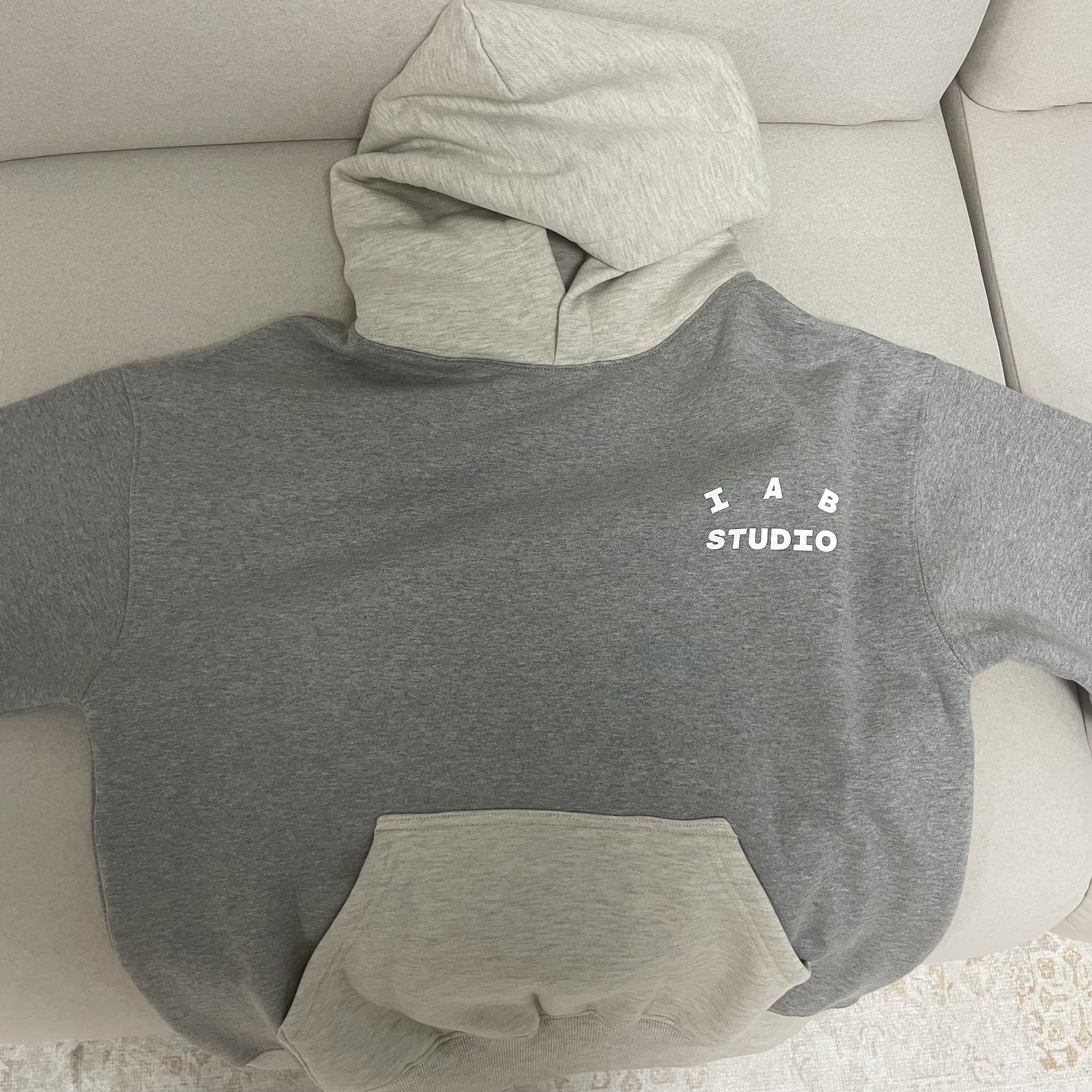 IAB Studio Hoodie Dual Gray 착용 스타일
