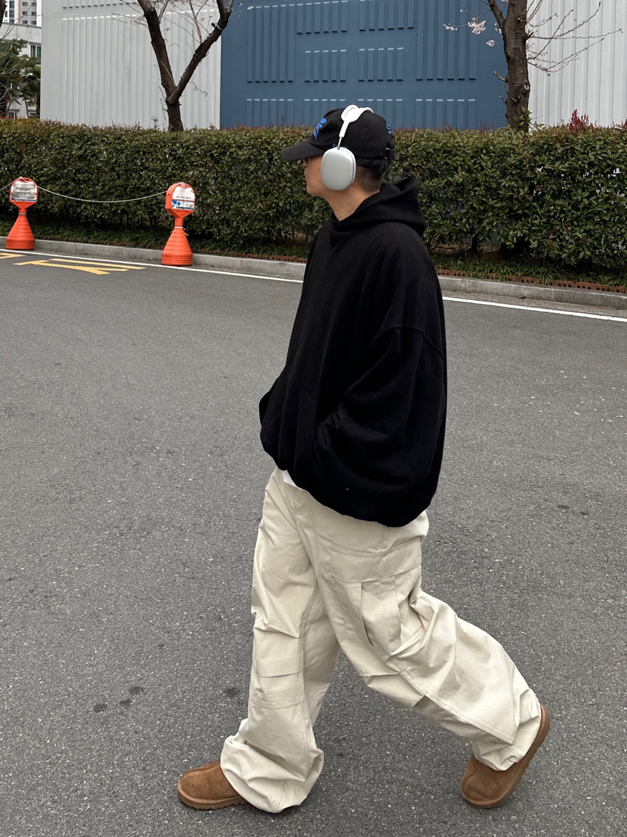 Balenciaga 3XL Sneakers Light Beige, Apple AirPods Max Lightning Silver (Korean Ver.) 착용 스타일 - 4