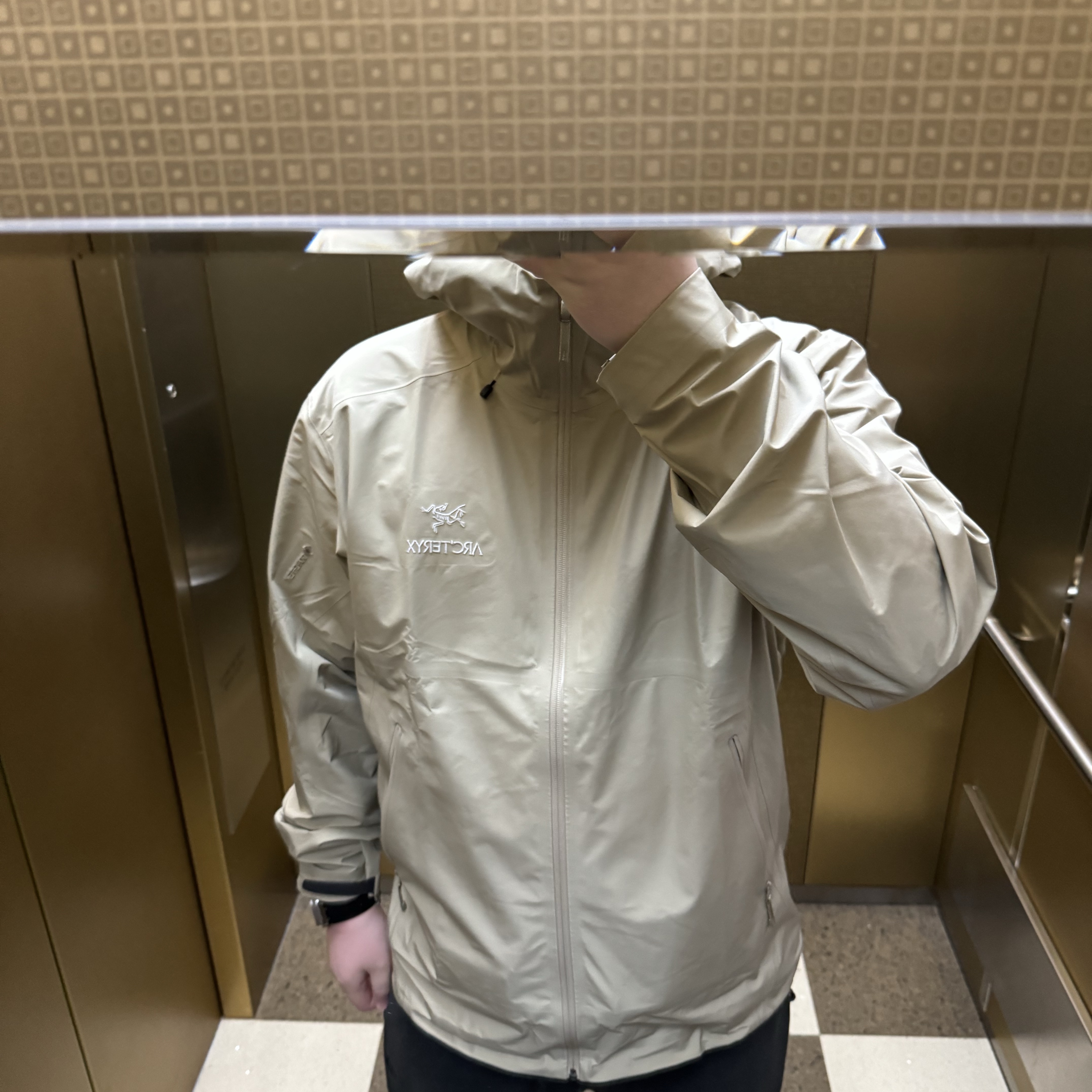 Arc'teryx Beta LT Jacket Smoke Bluff 착용 스타일