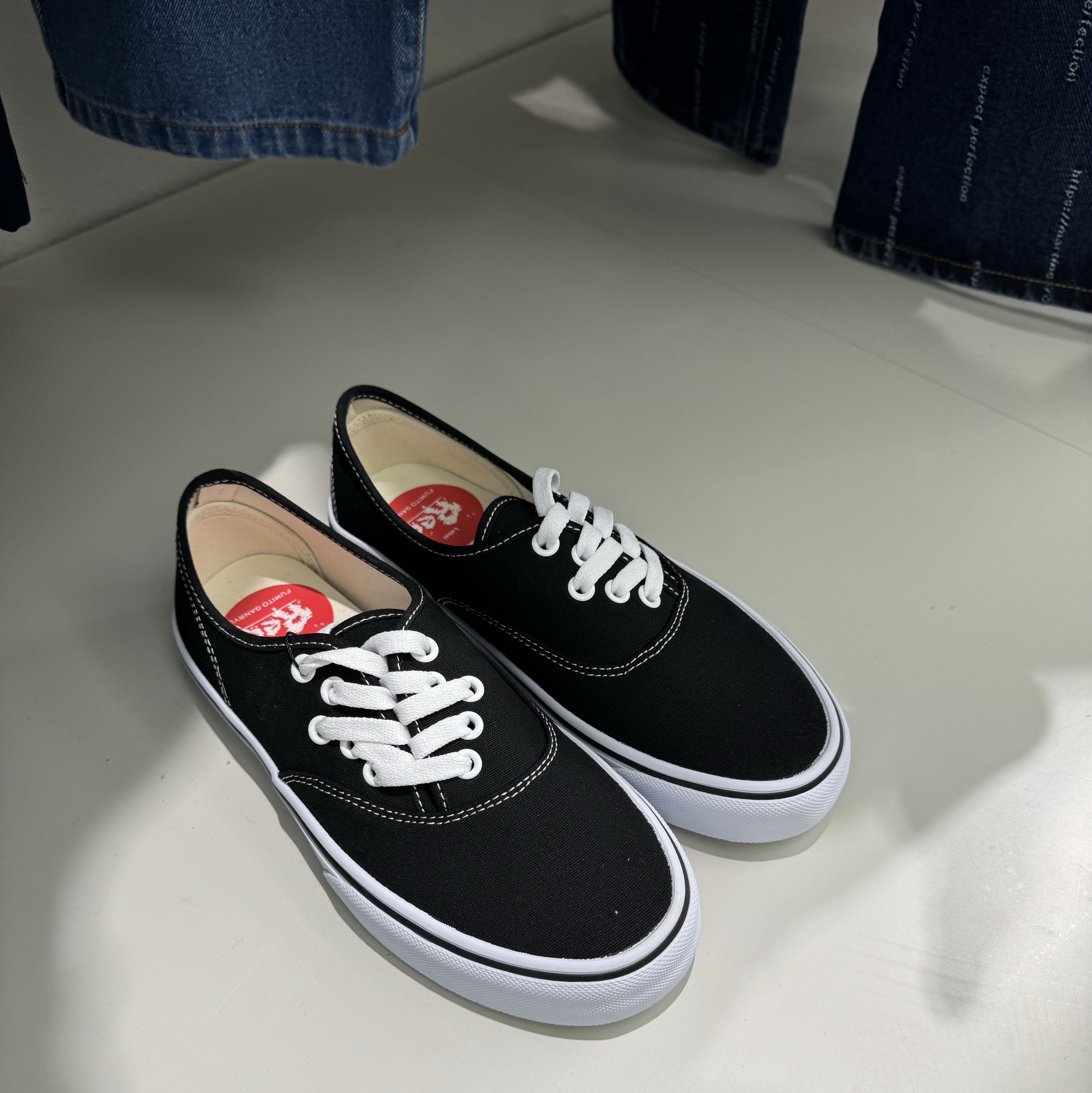 Fumito Ganryu Graffiti Deck Shoes Black White 착용 스타일