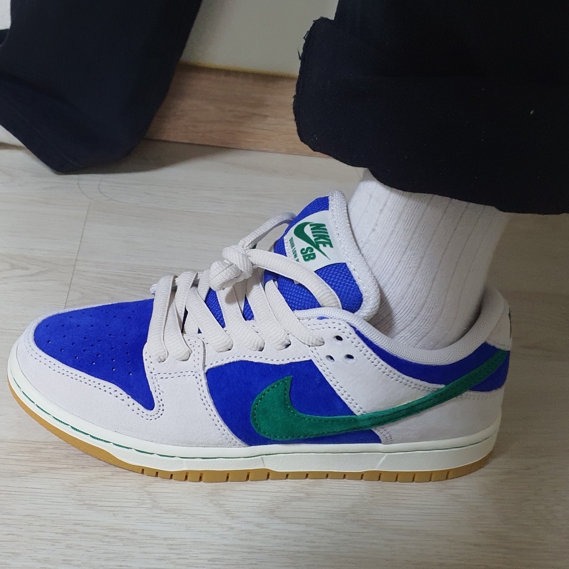 Nike SB Dunk Low Pro Phantom and Hyper Royal 착용 스타일 - 6