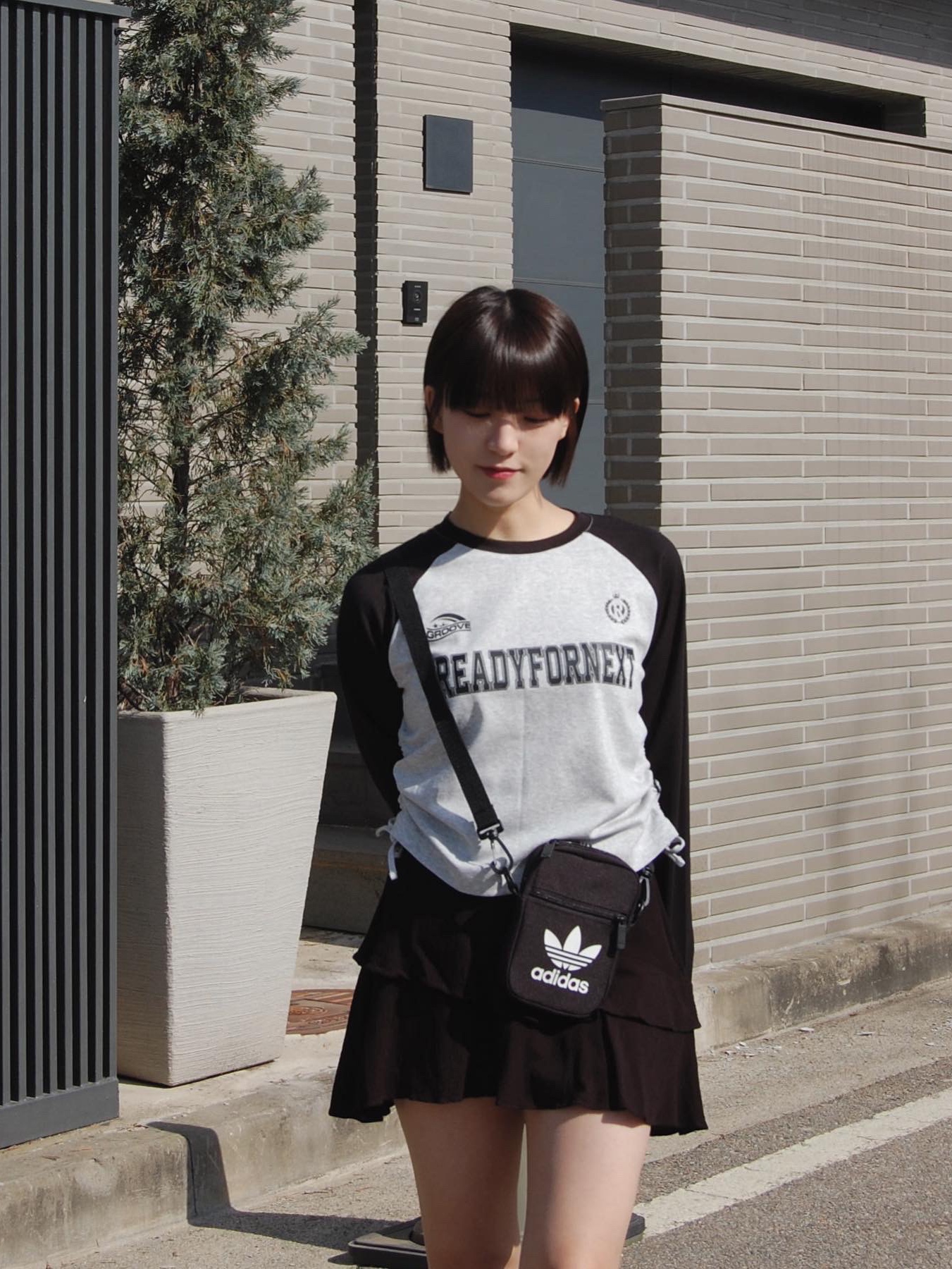 Adidas Adicolor Classic Festival Bag Black, Adidas Tobacco Gruen Collegiate Burgundy 착용 스타일 - 2