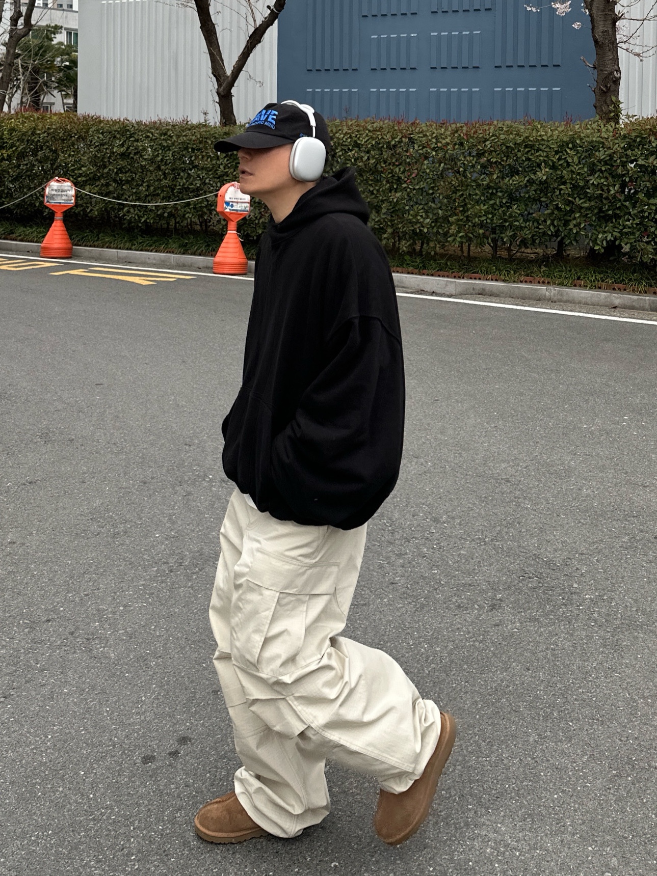 Balenciaga 3XL Sneakers Light Beige, Apple AirPods Max Lightning Silver (Korean Ver.) 착용 스타일 - 3