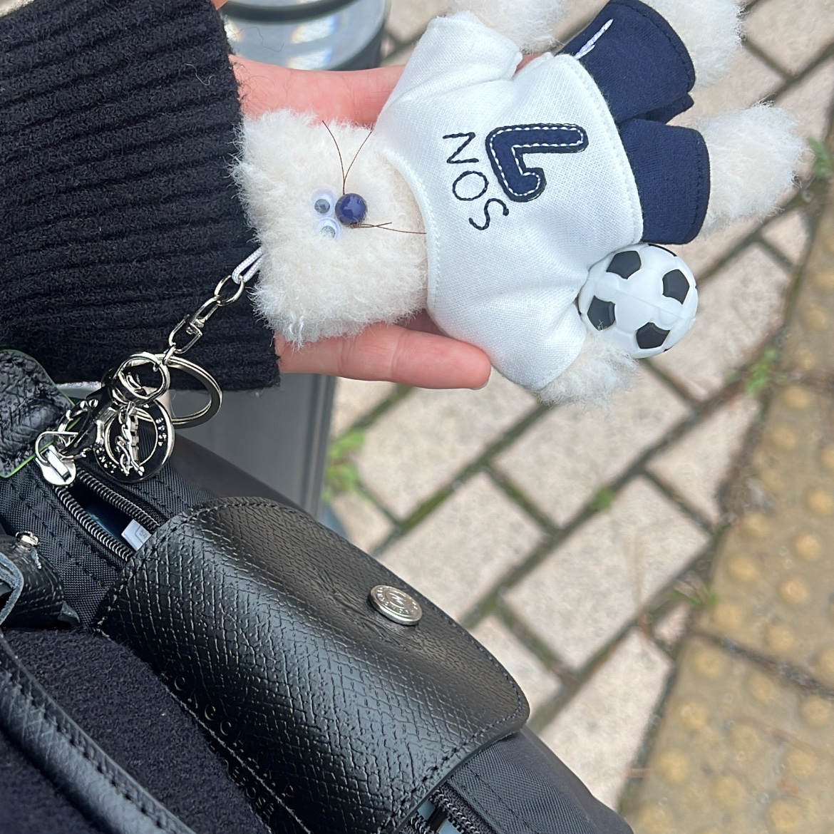 [예약 배송] NOS7 x Monamhee SON.hee Cream, Longchamp Le Pliage Green Handle Pouch Black 착용 스타일 - 1