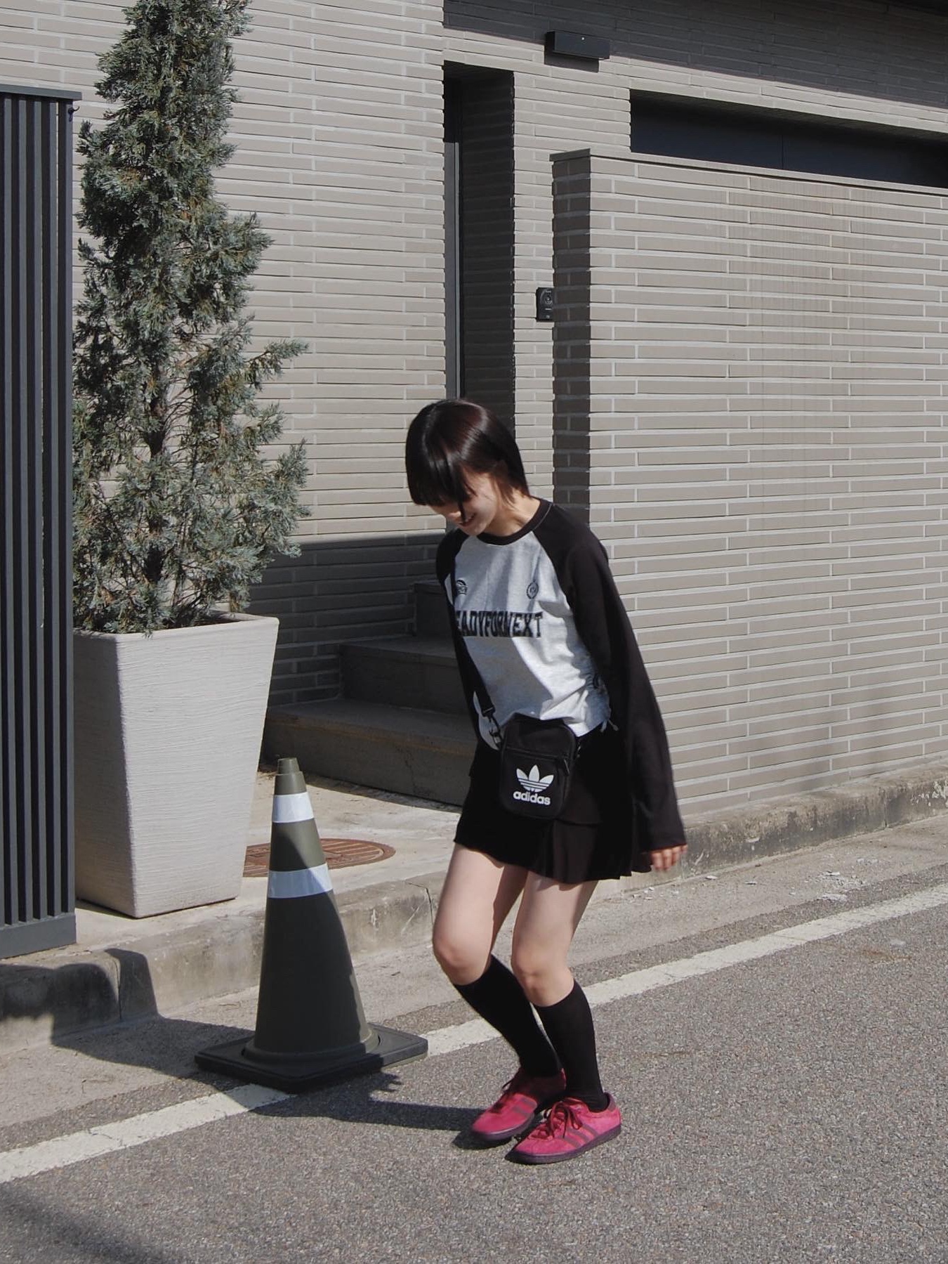Adidas Adicolor Classic Festival Bag Black, Adidas Tobacco Gruen Collegiate Burgundy 착용 스타일 - 1