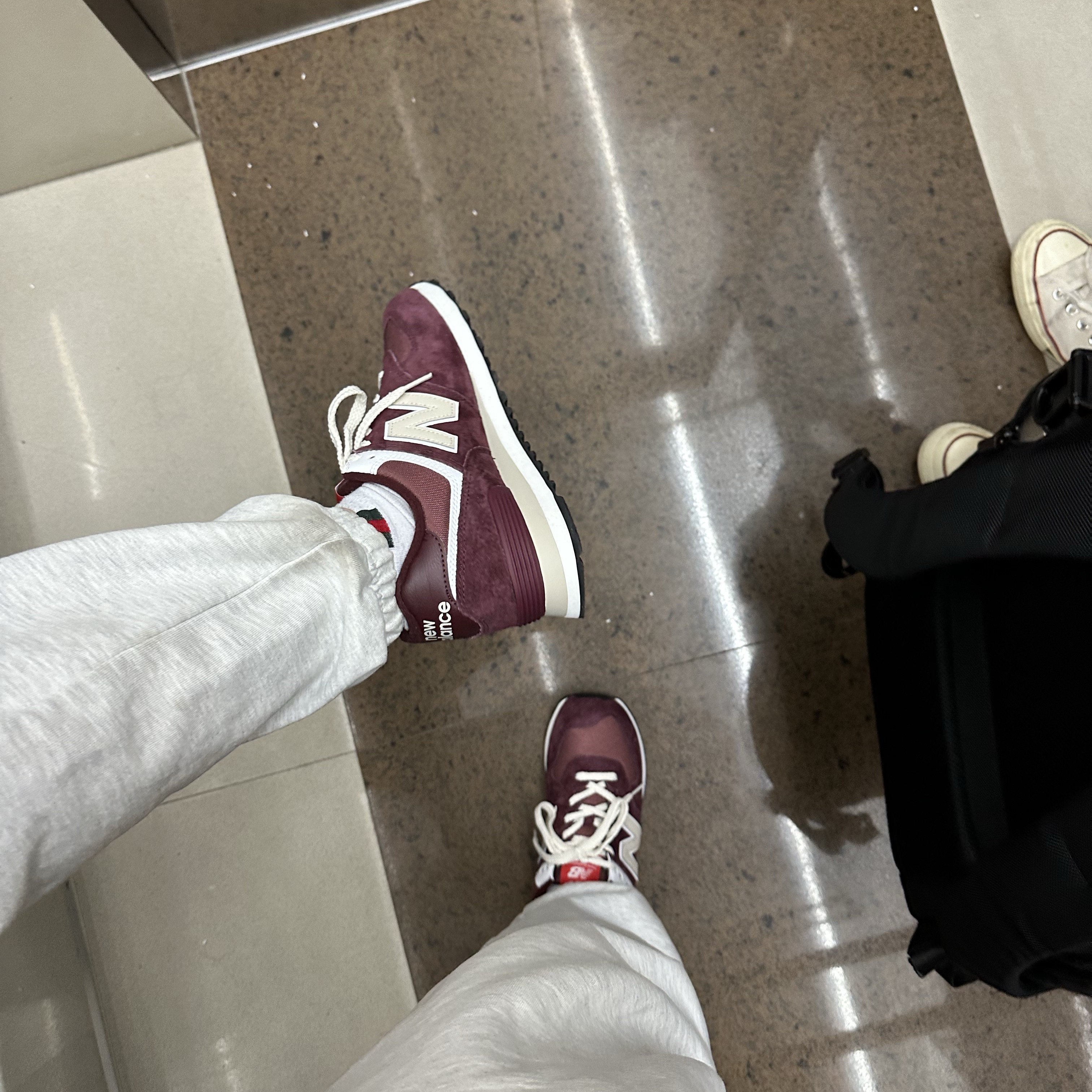 New Balance 574 Heritage Burgundy 착용 스타일