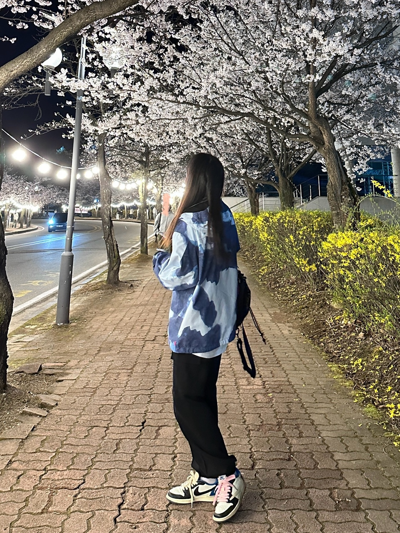 Supreme x The North Face Bleached Denim Print Mountain Jacket Indigo - 21FW, Jordan 1 x Travis Scott x Fragment Retro Low OG SP Military Blue 착용 스타일 - 1