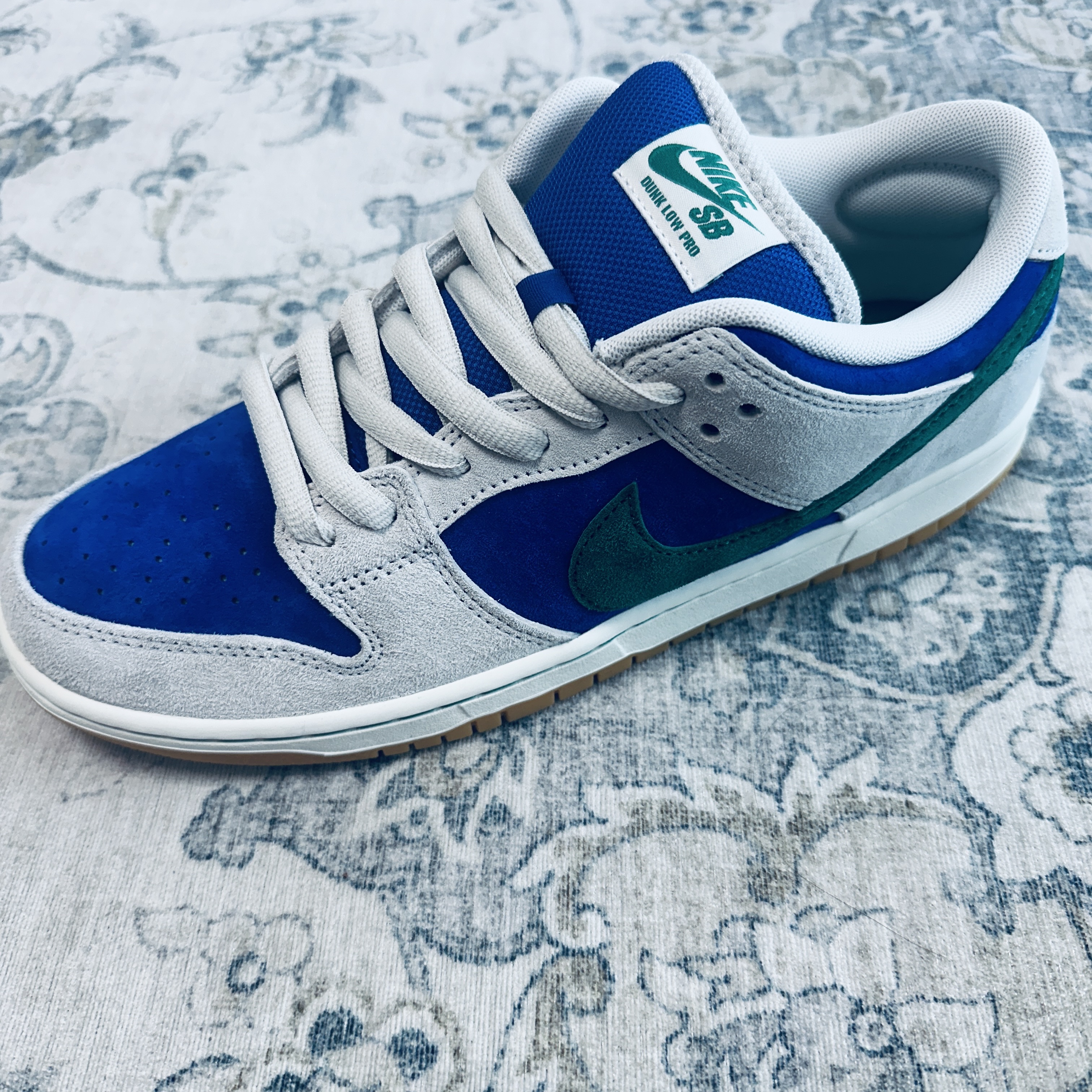 Nike SB Dunk Low Pro Phantom and Hyper Royal 착용 스타일 - 2