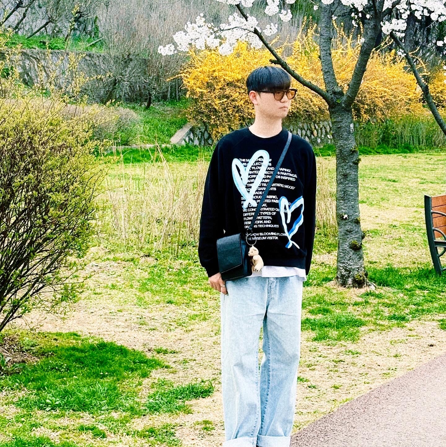 The Museum Visitor Heart Printed Inside-Out Sweatshirts Black, Converse Chuck 70 High Indigo Oxide 착용 스타일 - 2