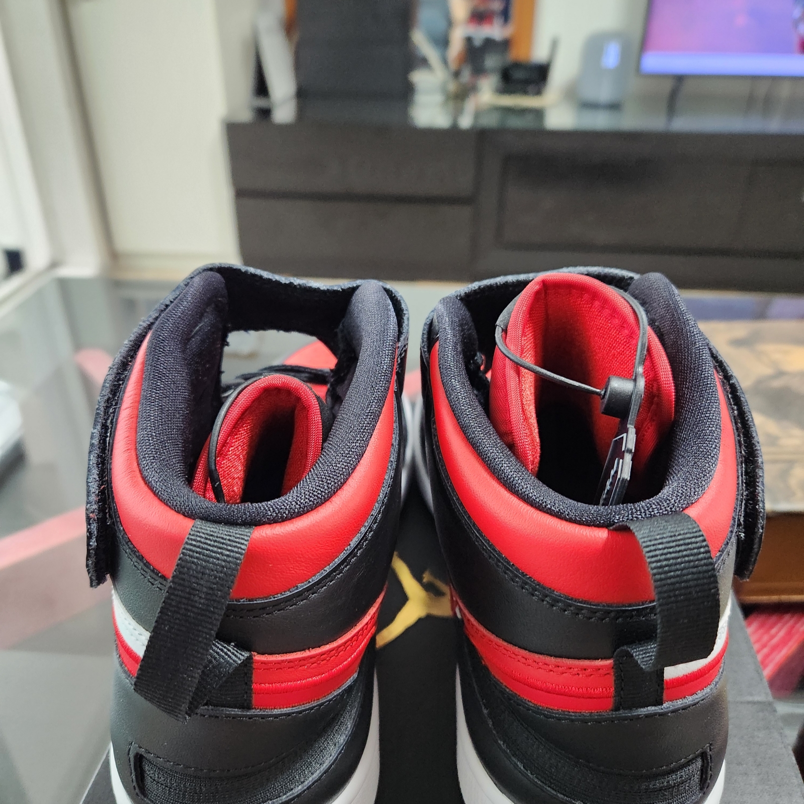 Jordan 1 High FlyEase Black Fire Red 착용 스타일 - 5