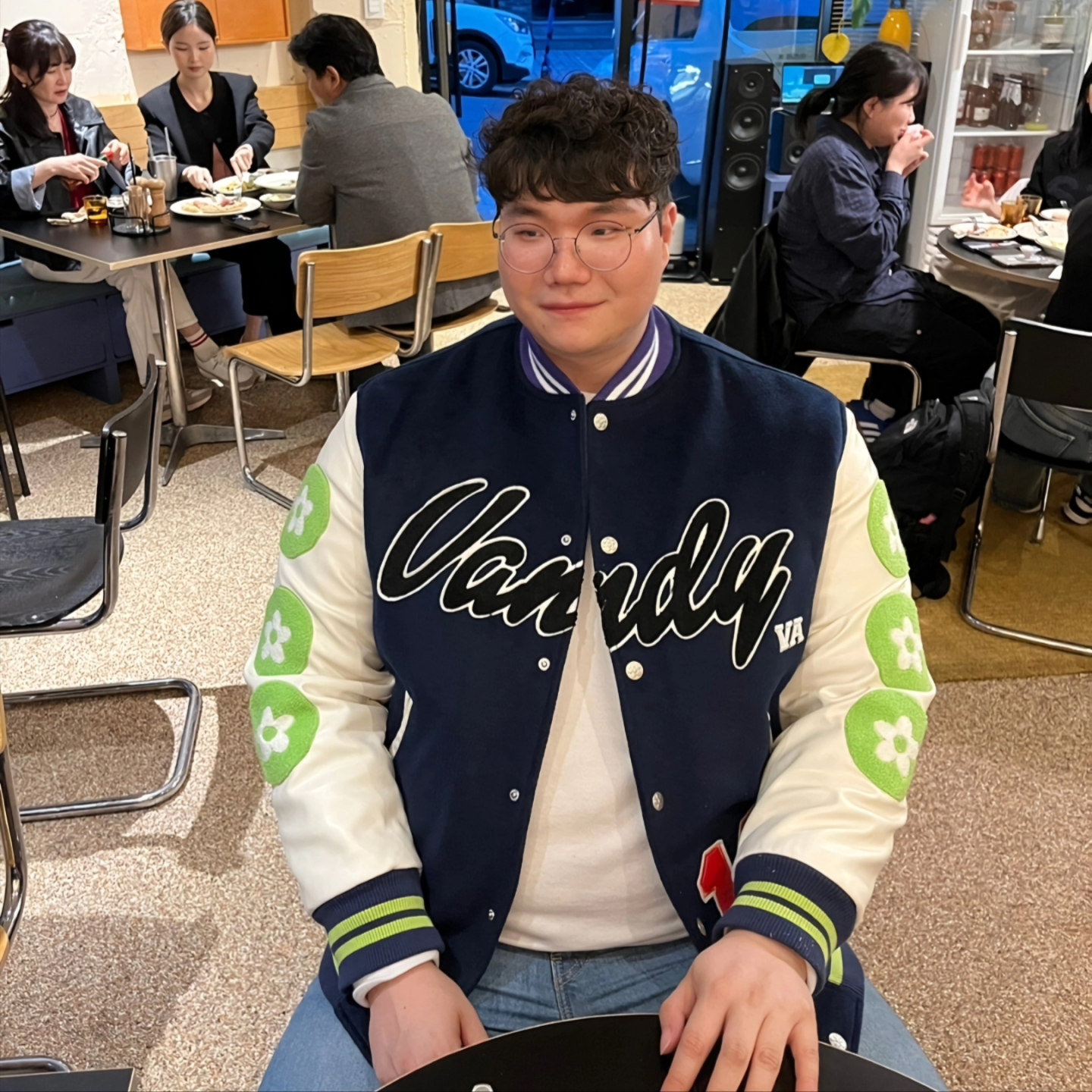 Vandy The Pink Racing Varsity Jacket Navy 착용 스타일 - 1