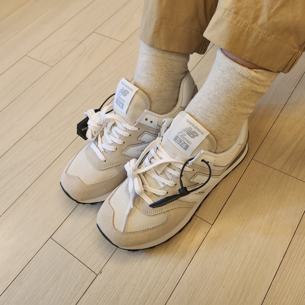 New Balance 574 Ivory - D Standard 착용 스타일 - 4