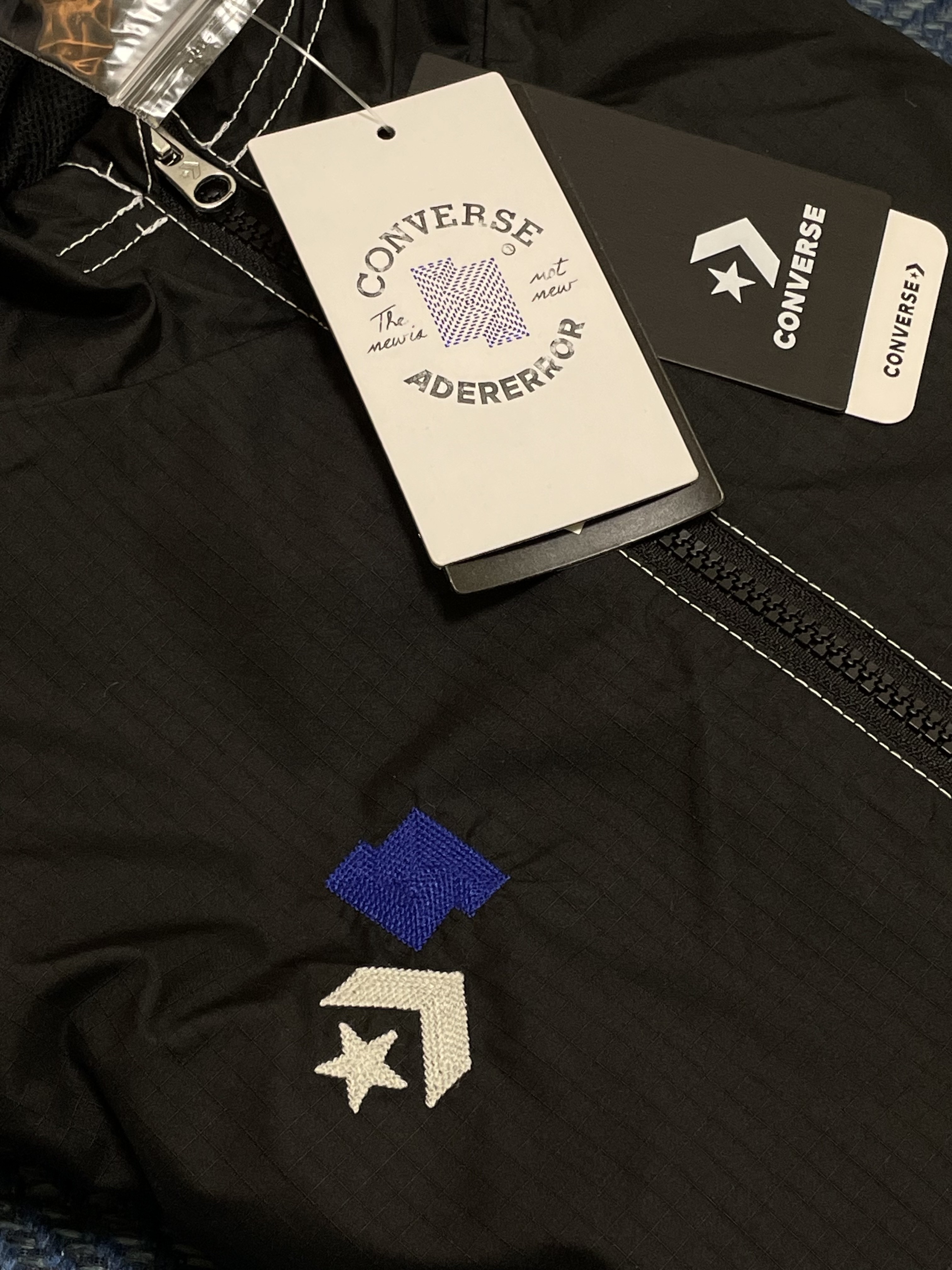 Converse x Ader Error Shapes Light Jacket Converse Black 착용 스타일 - 1