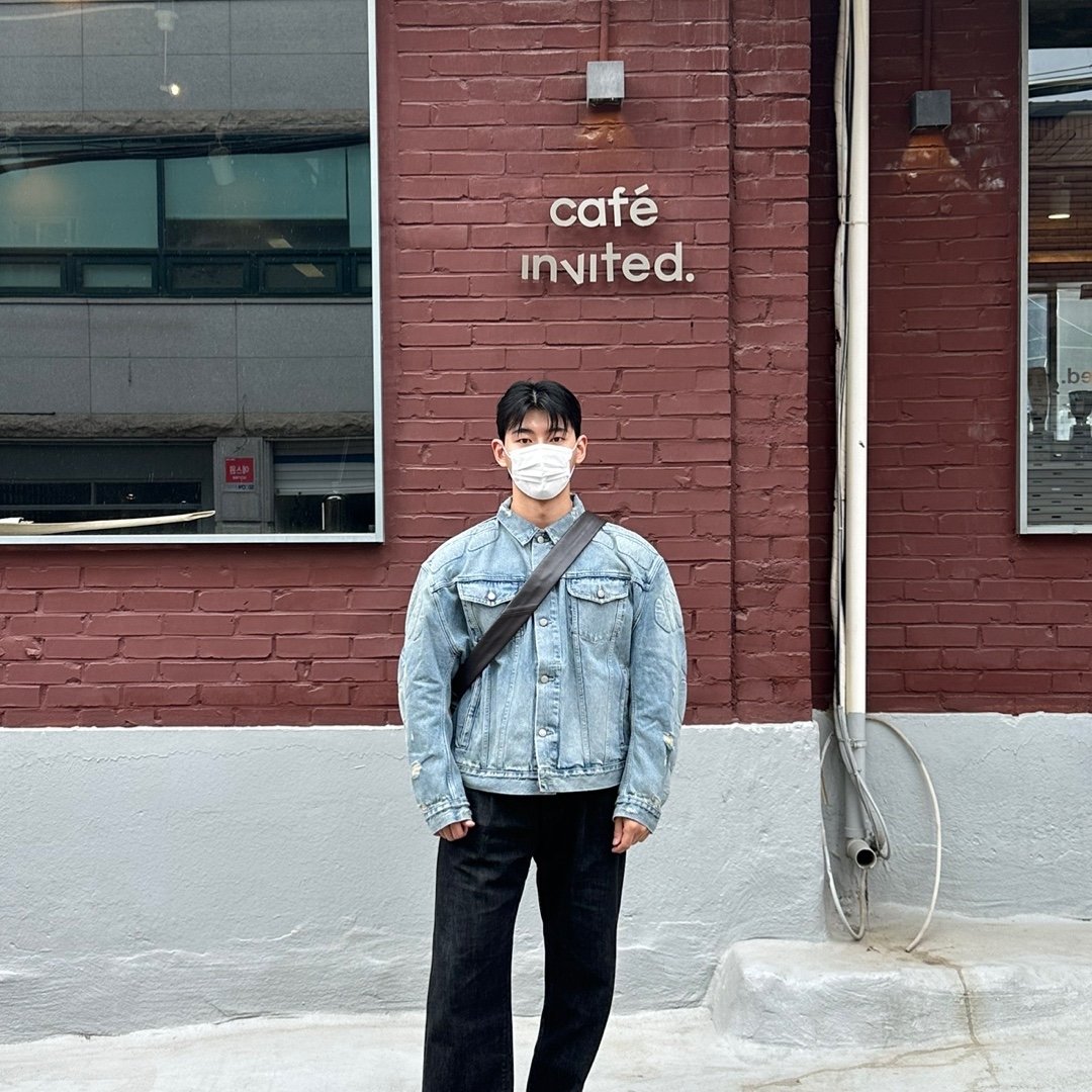 Yeezy Gap Engineered By Balenciaga Padded Denim Jacket Blue, Lemaire Small Croissant Bag Soft Nappa Leather Dark Tobacco 착용 스타일