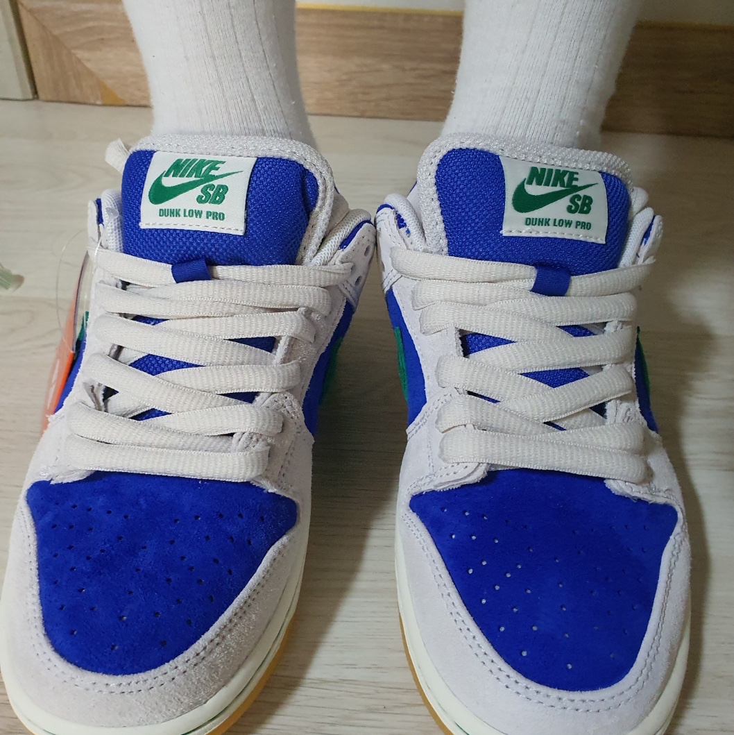 Nike SB Dunk Low Pro Phantom and Hyper Royal 착용 스타일 - 7