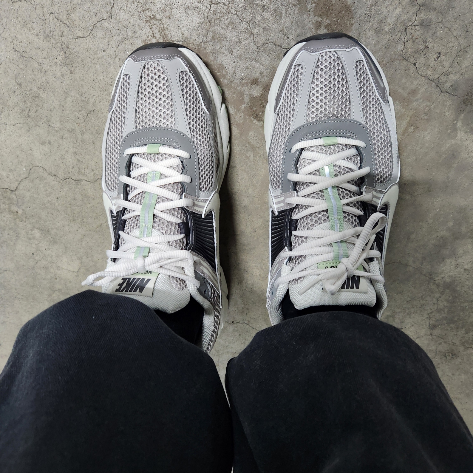 (W) Nike Zoom Vomero 5 Cobblestone and Flat Pewter 착용 스타일 - 1