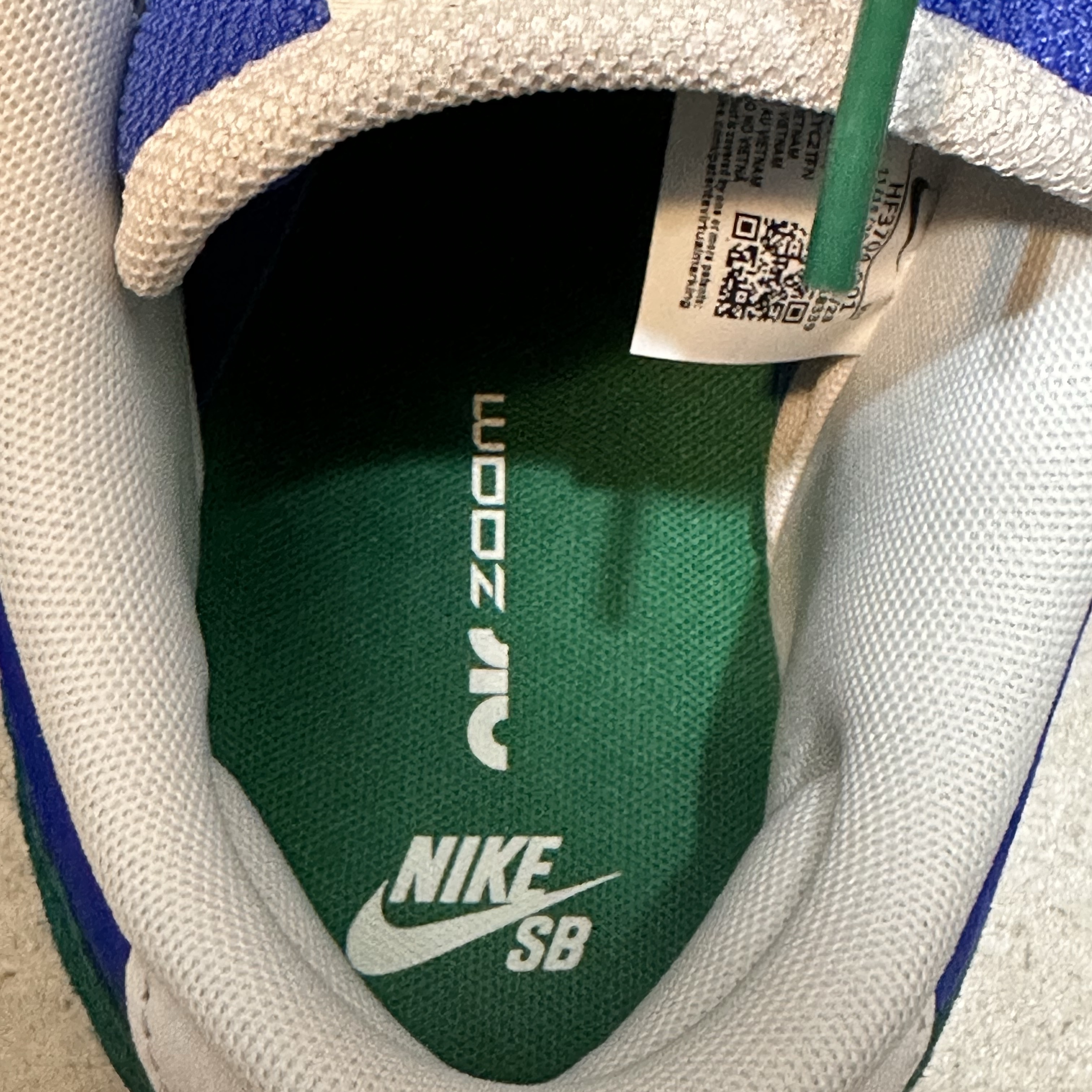 Nike SB Dunk Low Pro Phantom and Hyper Royal 착용 스타일 - 5