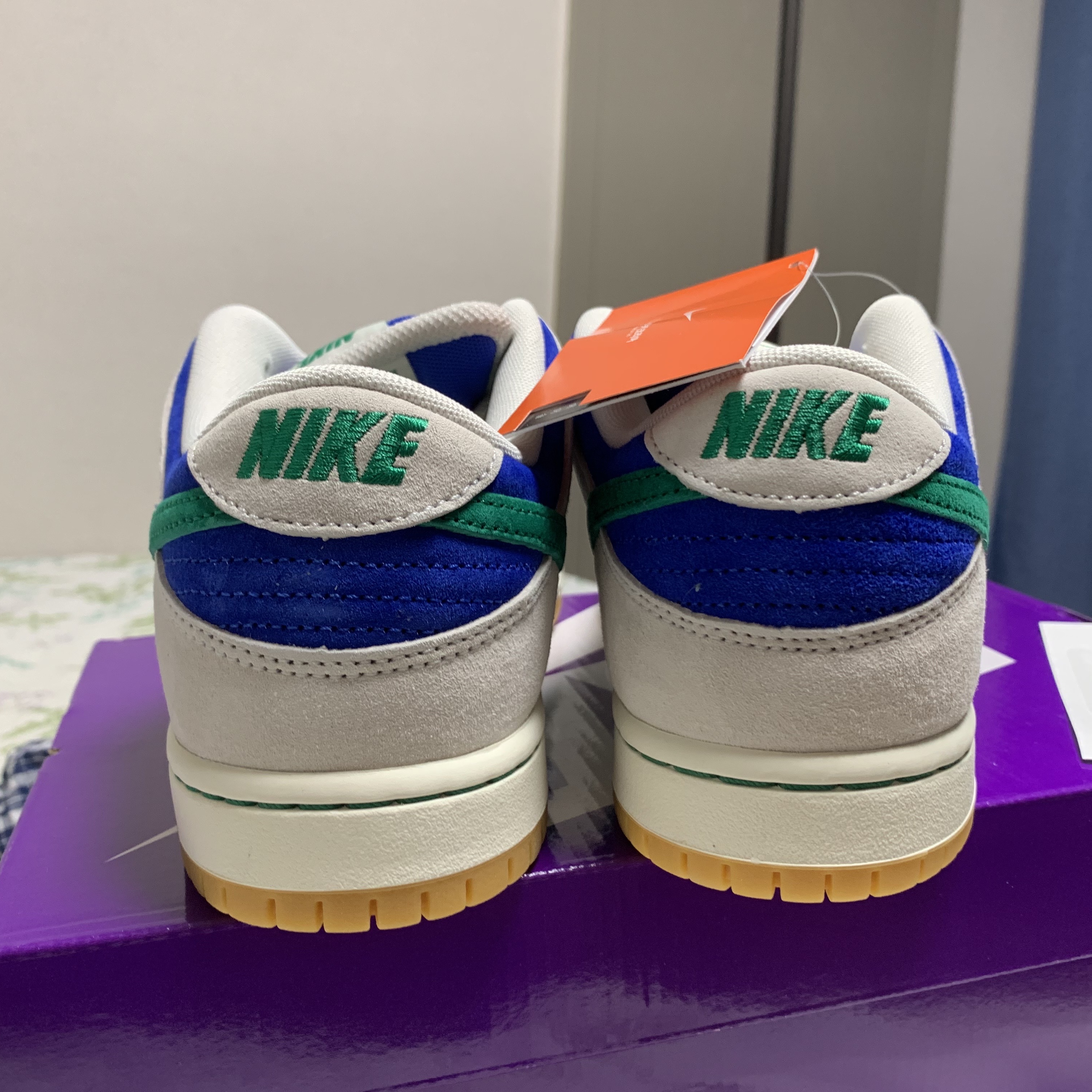 Nike SB Dunk Low Pro Phantom and Hyper Royal 착용 스타일 - 6