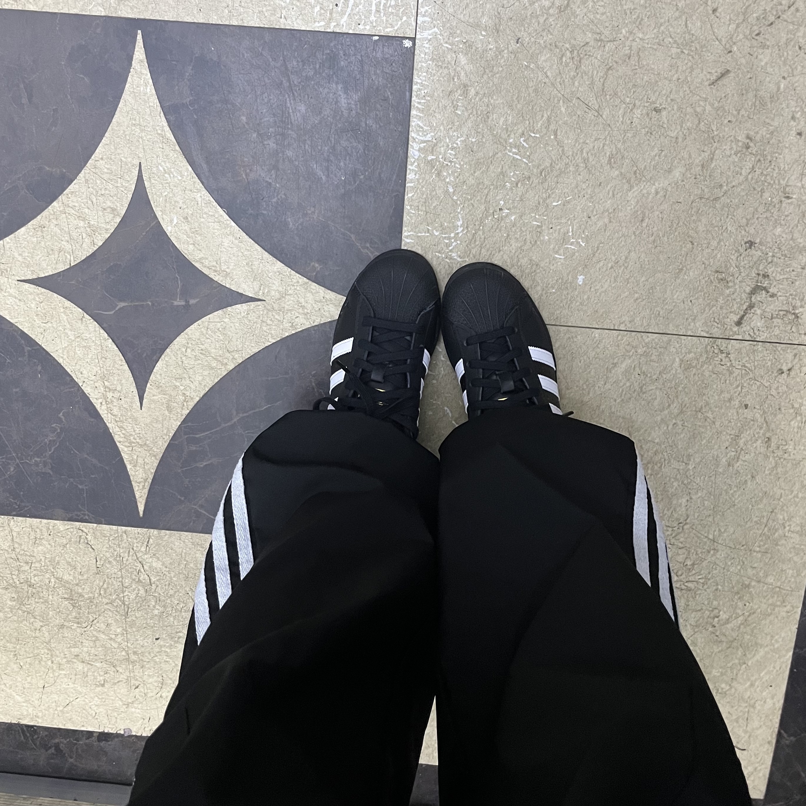 (J) Adidas Superstar Black White 착용 스타일