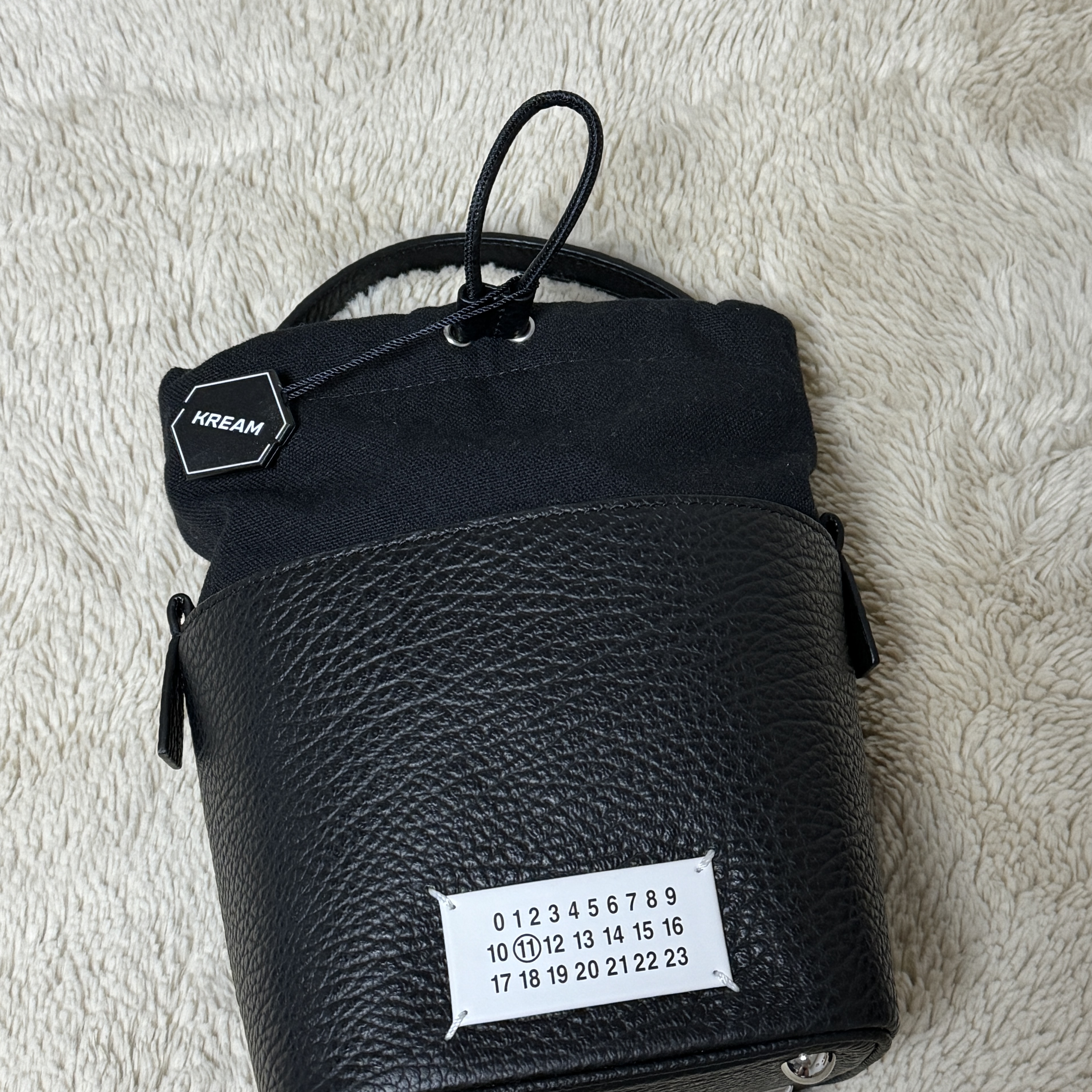 Maison Margiela 5AC Bucket Bag Black 착용 스타일 - 1
