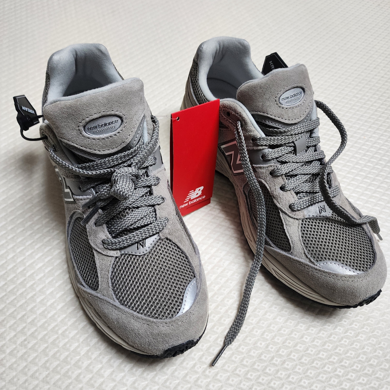 New Balance 2002R Grey 착용 스타일