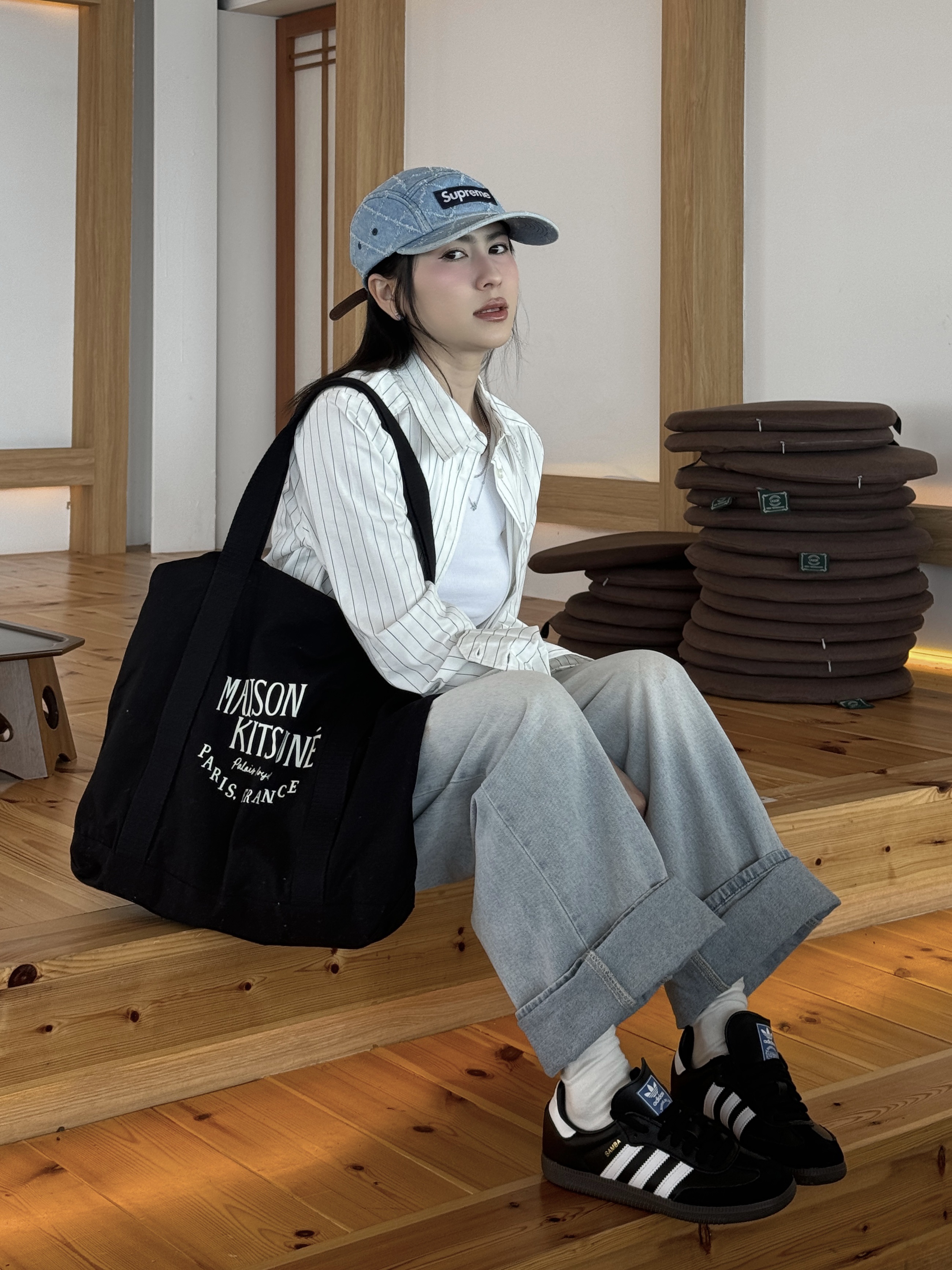 Adidas Samba OG Black White Gum, Maison Kitsune Palais Royal Shopping Bag Black 착용 스타일 - 1