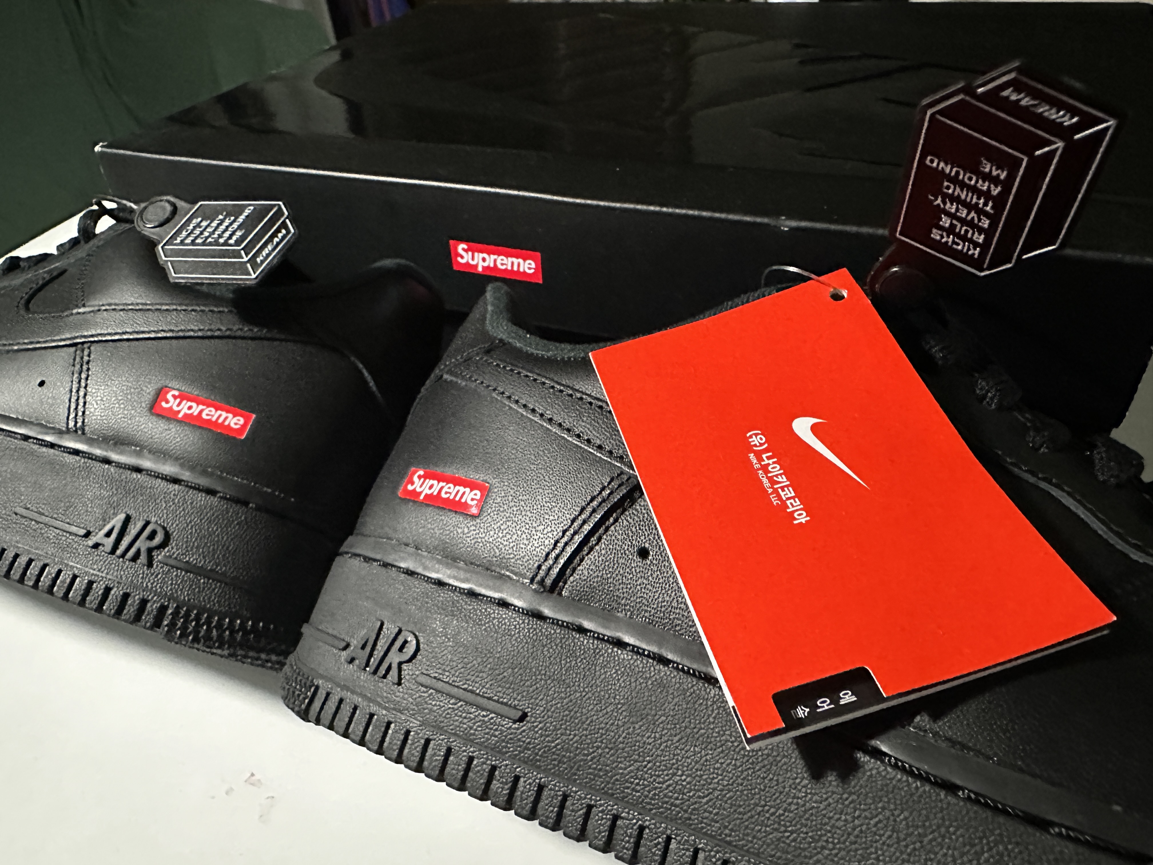 Nike x Supreme Air Force 1 Low Black 착용 스타일 - 1