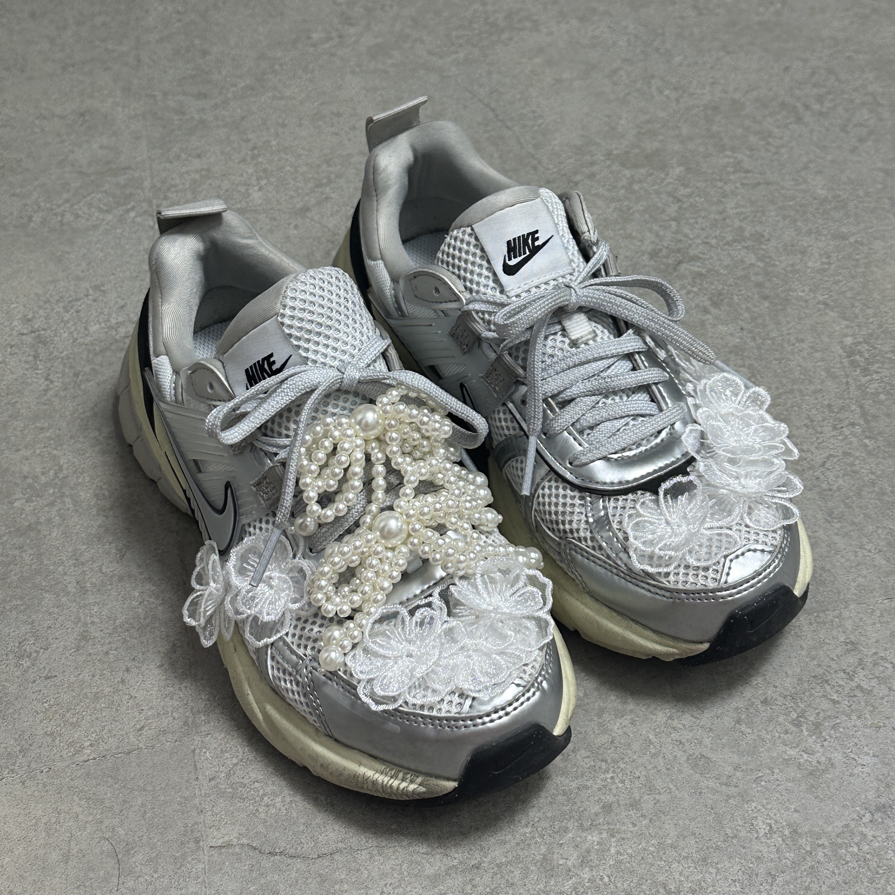 Nike V2K Run Summit White Metallic Silver, Threetimes Johnny Bag Black 착용 스타일 - 1