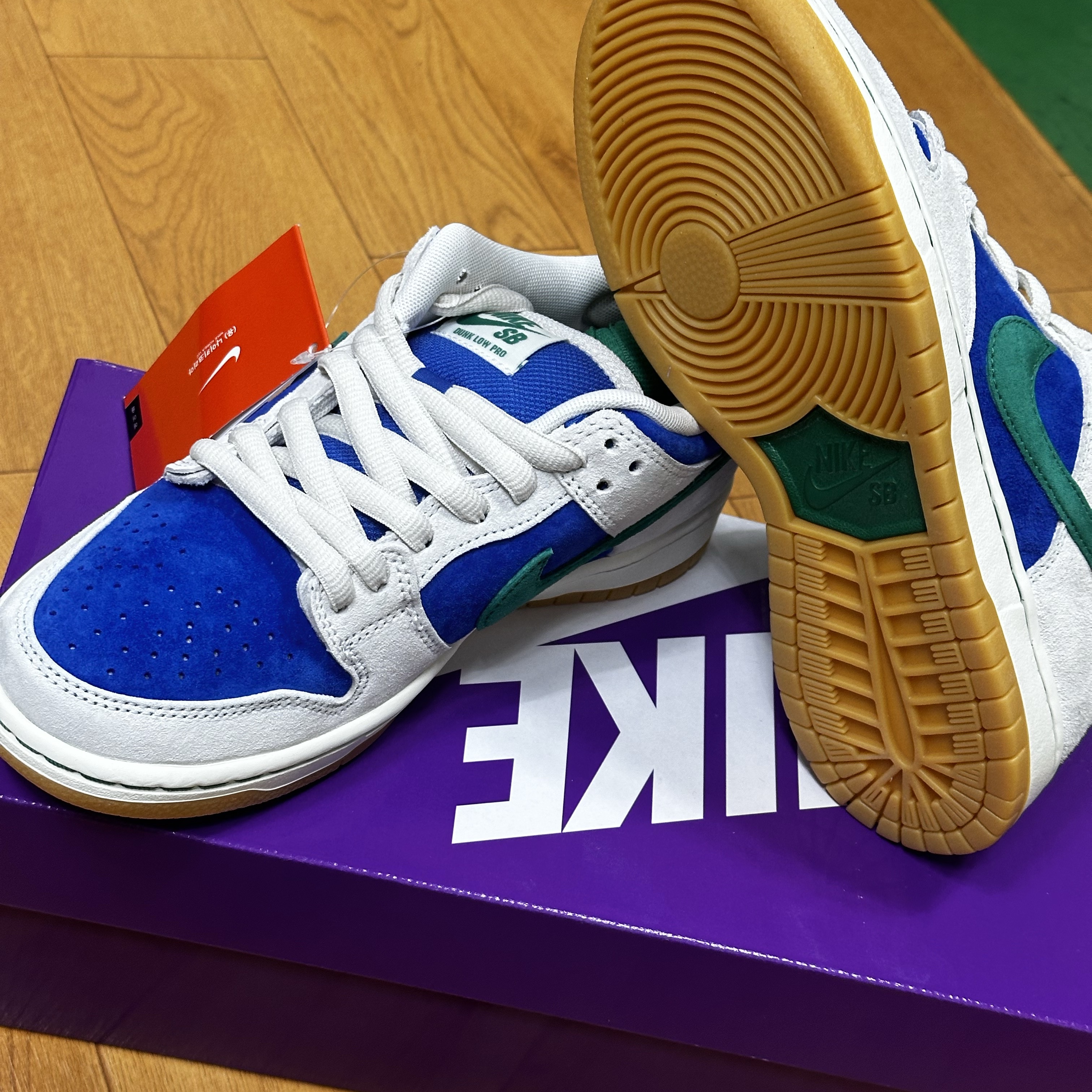 Nike SB Dunk Low Pro Phantom and Hyper Royal 착용 스타일