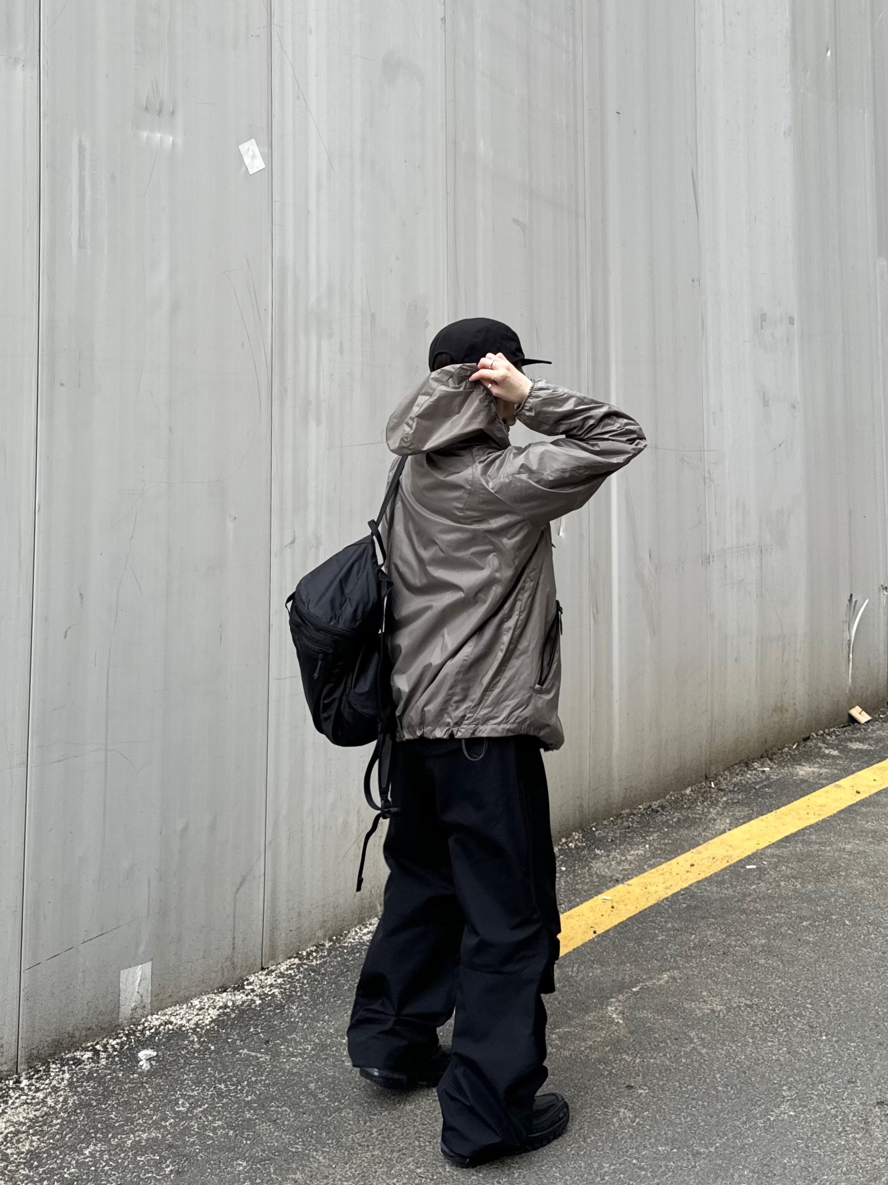 Arc'teryx Heliad 15 Backpack Black, Salomon ACS Pro ADV Triple Black 착용 스타일 - 3