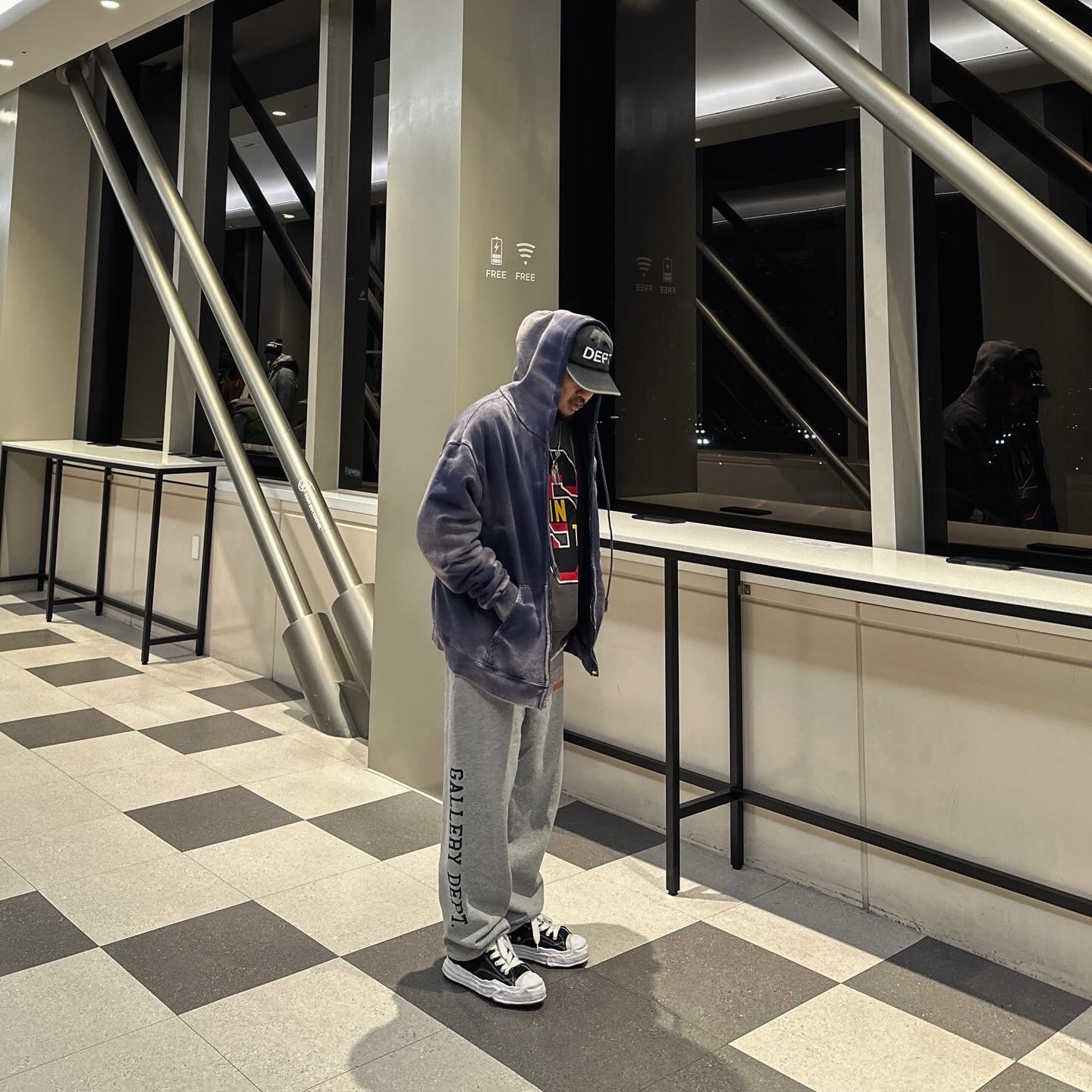 Gallery Dept. Sunfaded Logo Zip-Up Navy, Maison Mihara Yasuhiro Hank OG Sole Canvas Low-top Sneakers Black 착용 스타일 - 1