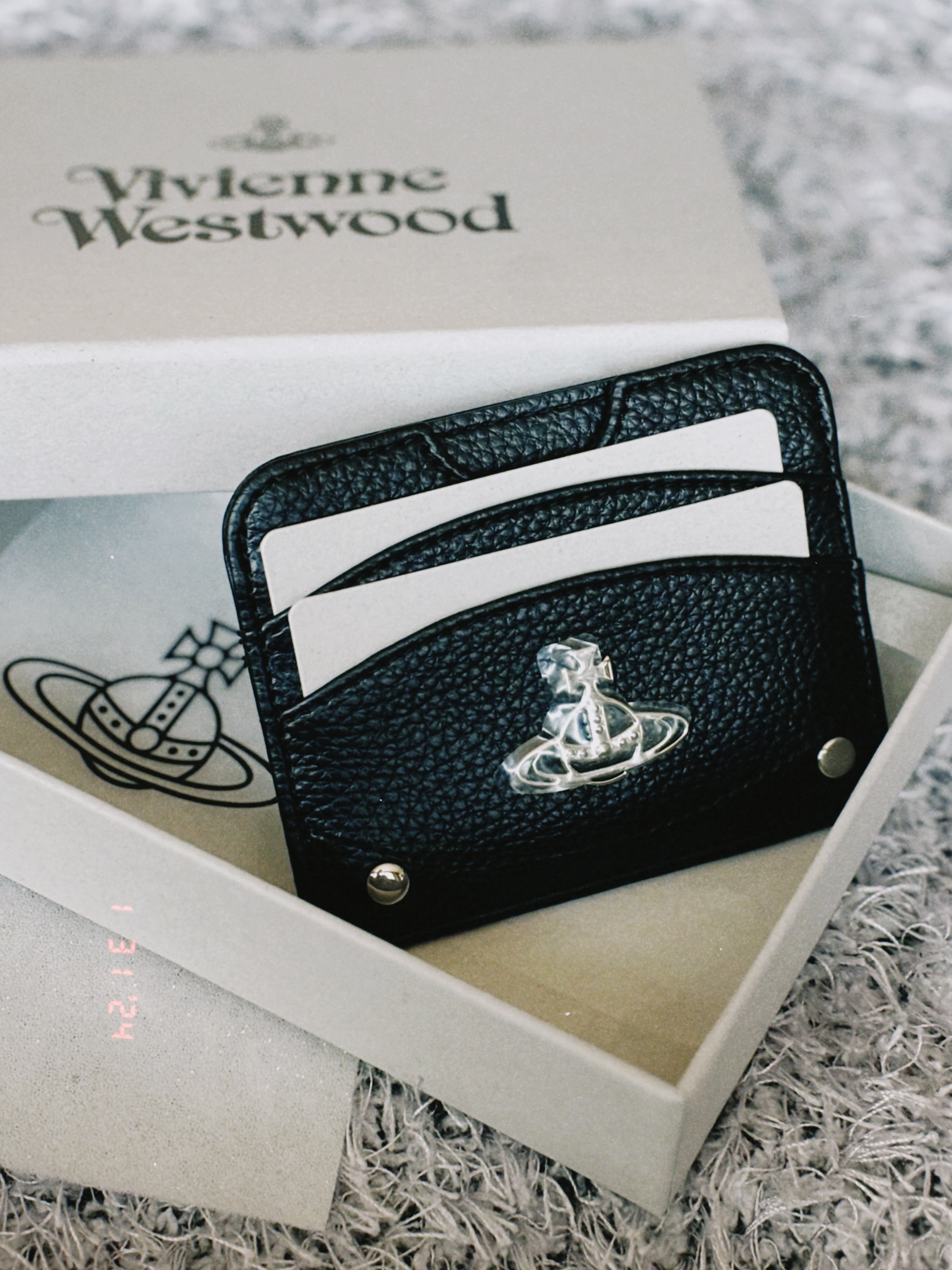 Vivienne Westwood Re-Vegan Grain Half Moon Card Holder Black 착용 스타일