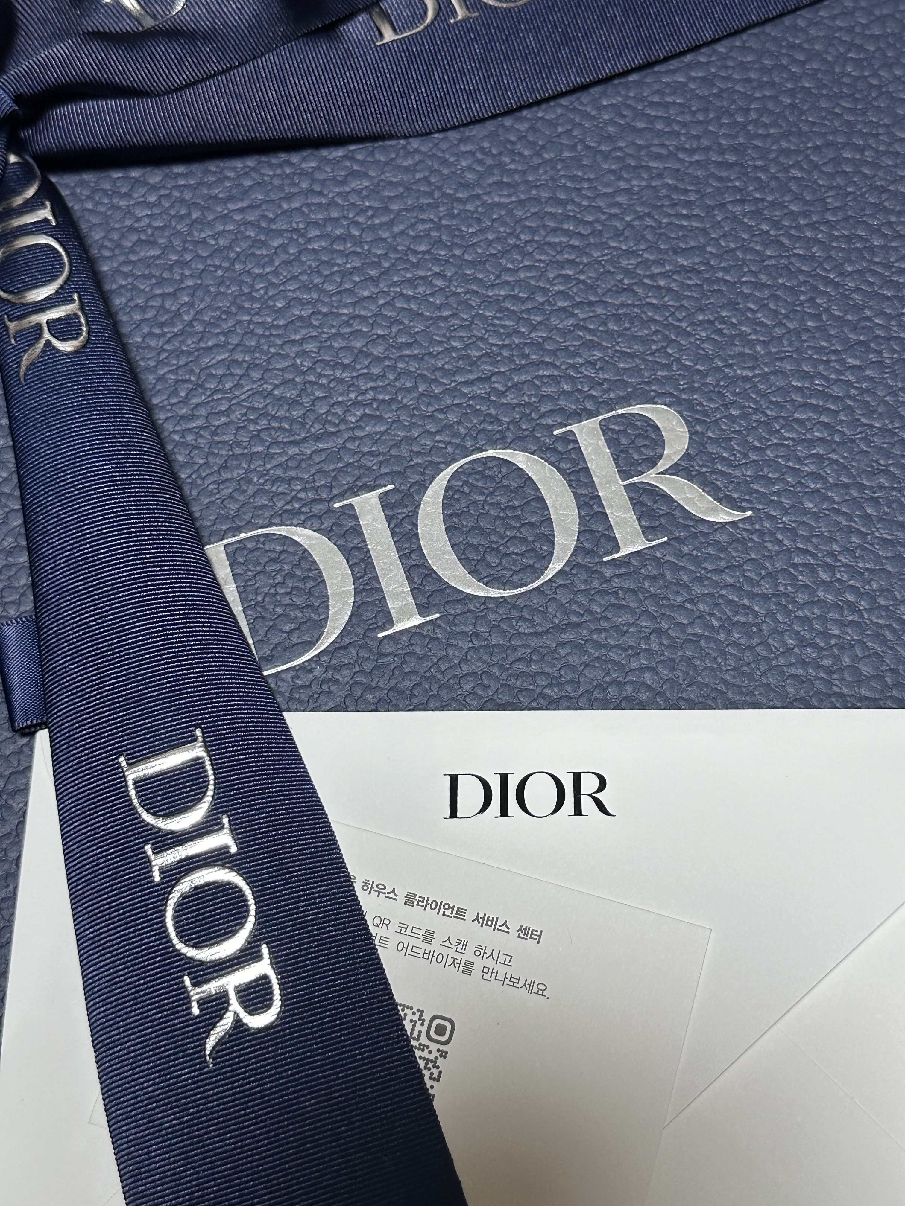 Dior Small Strap Saddle Bag Black Grained Calfskin Beige & Black Dior Oblique Jacquard 착용 스타일
