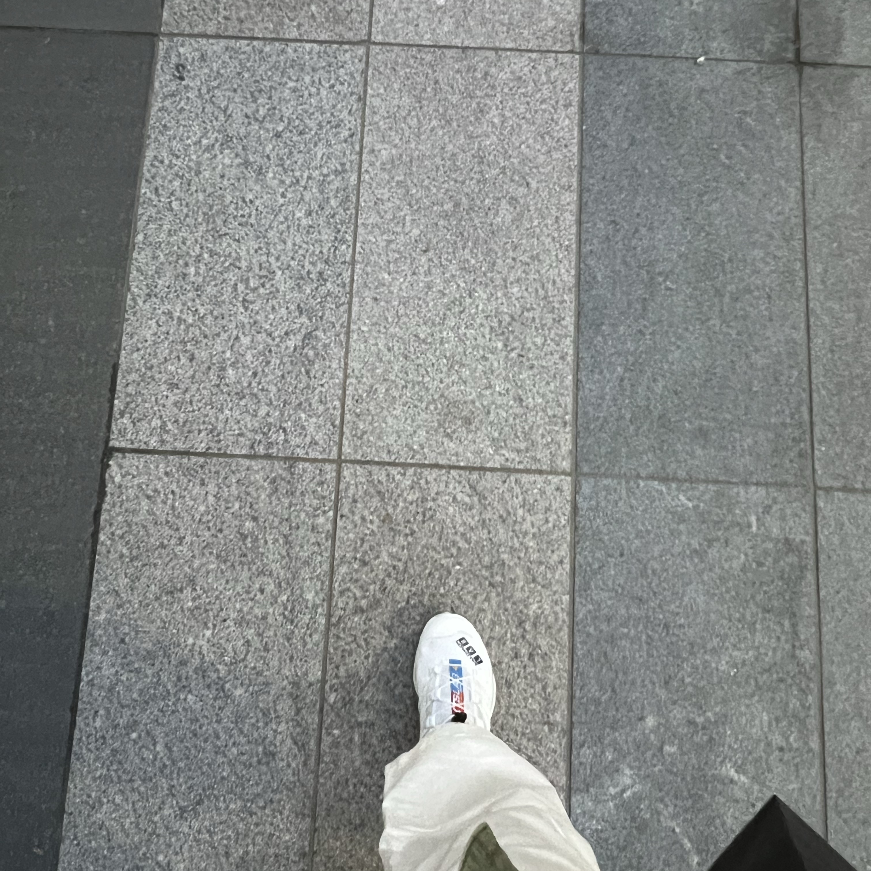 Salomon XT-4 White Lunar Rock 착용 스타일
