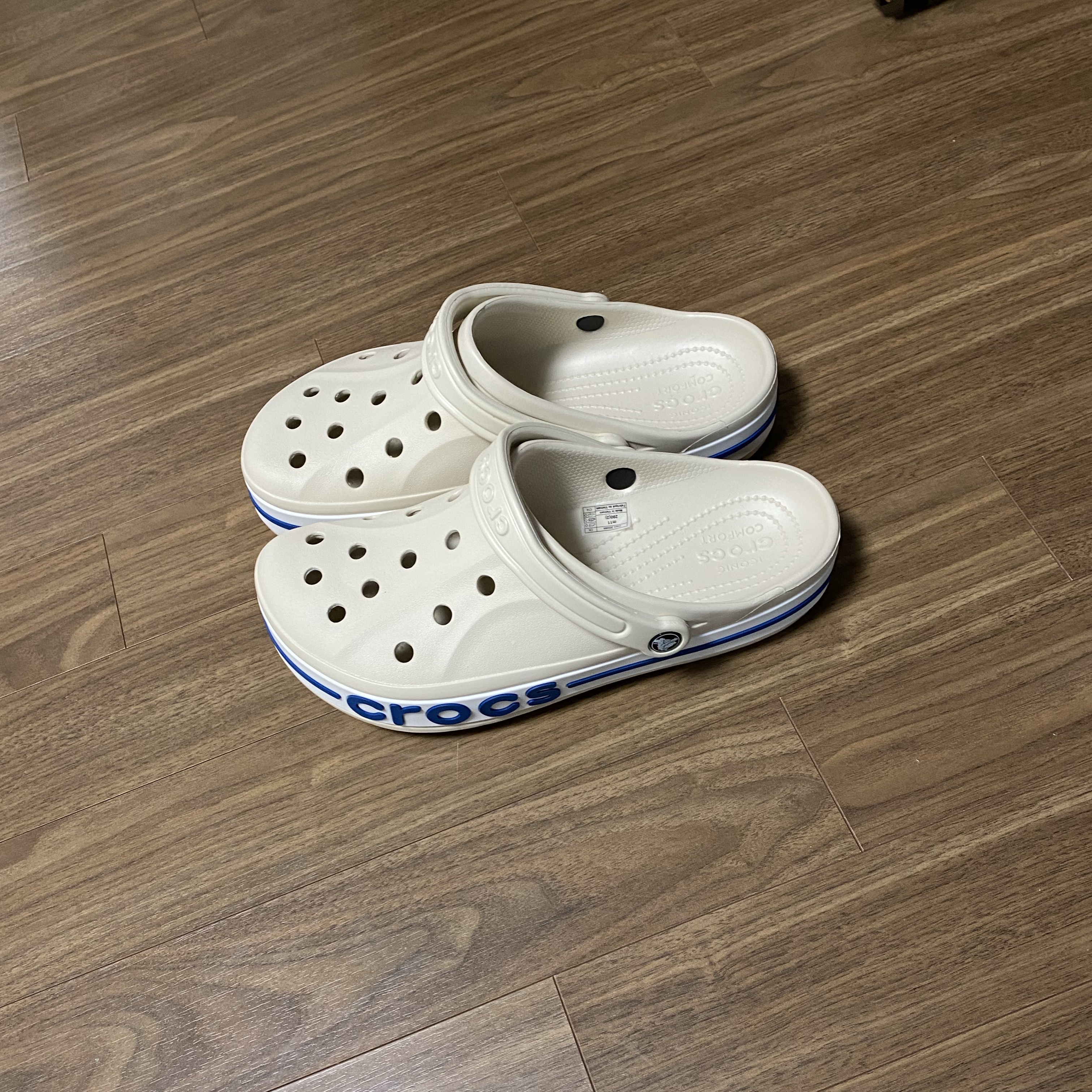 Crocs Bayaband Clog Stucco Bright Cobalt 착용 스타일 - 2