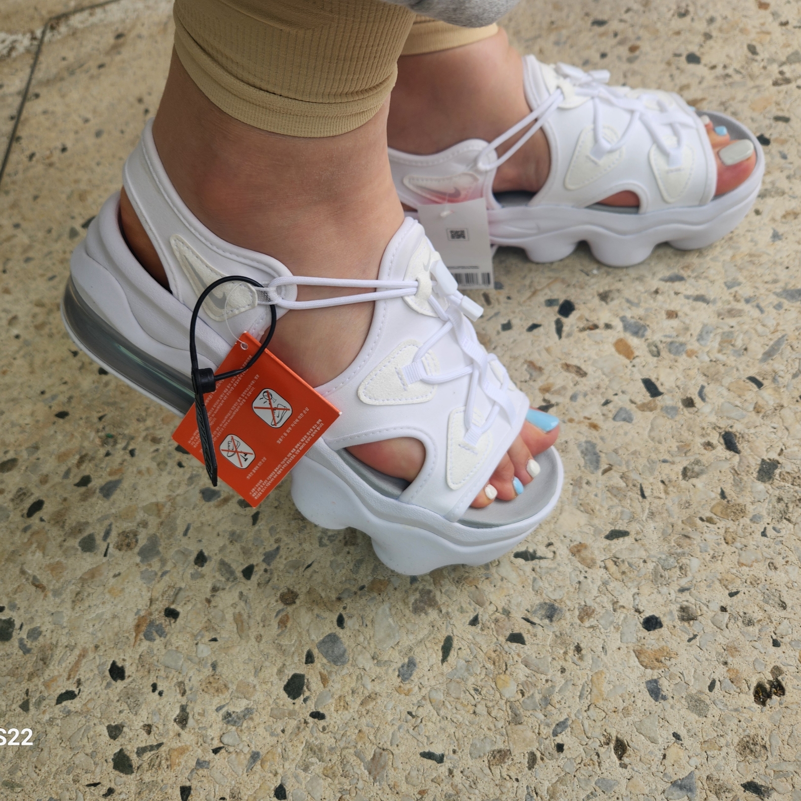 (W) Nike Air Max Koko Sandal White 착용 스타일 - 2