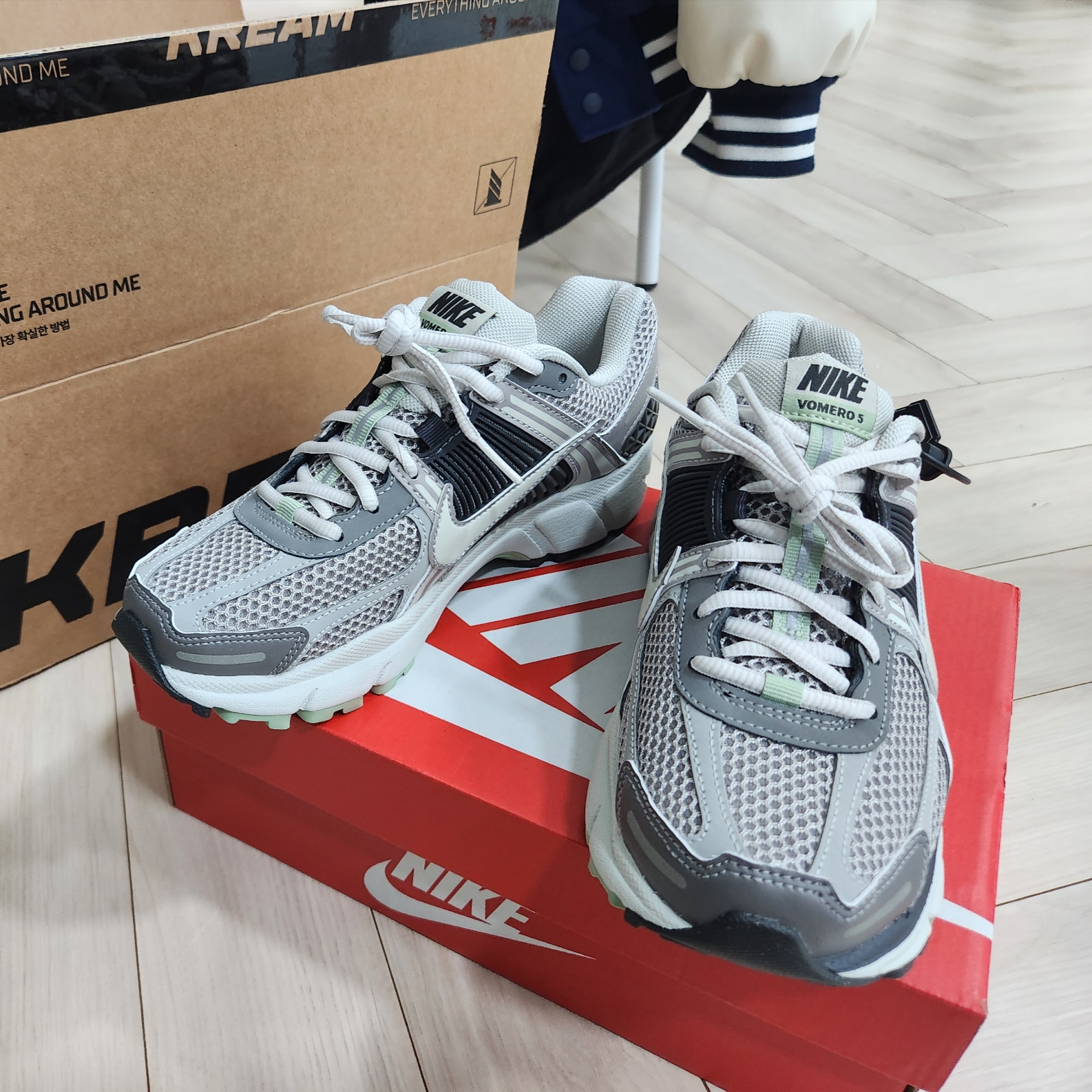 (W) Nike Zoom Vomero 5 Cobblestone and Flat Pewter 착용 스타일
